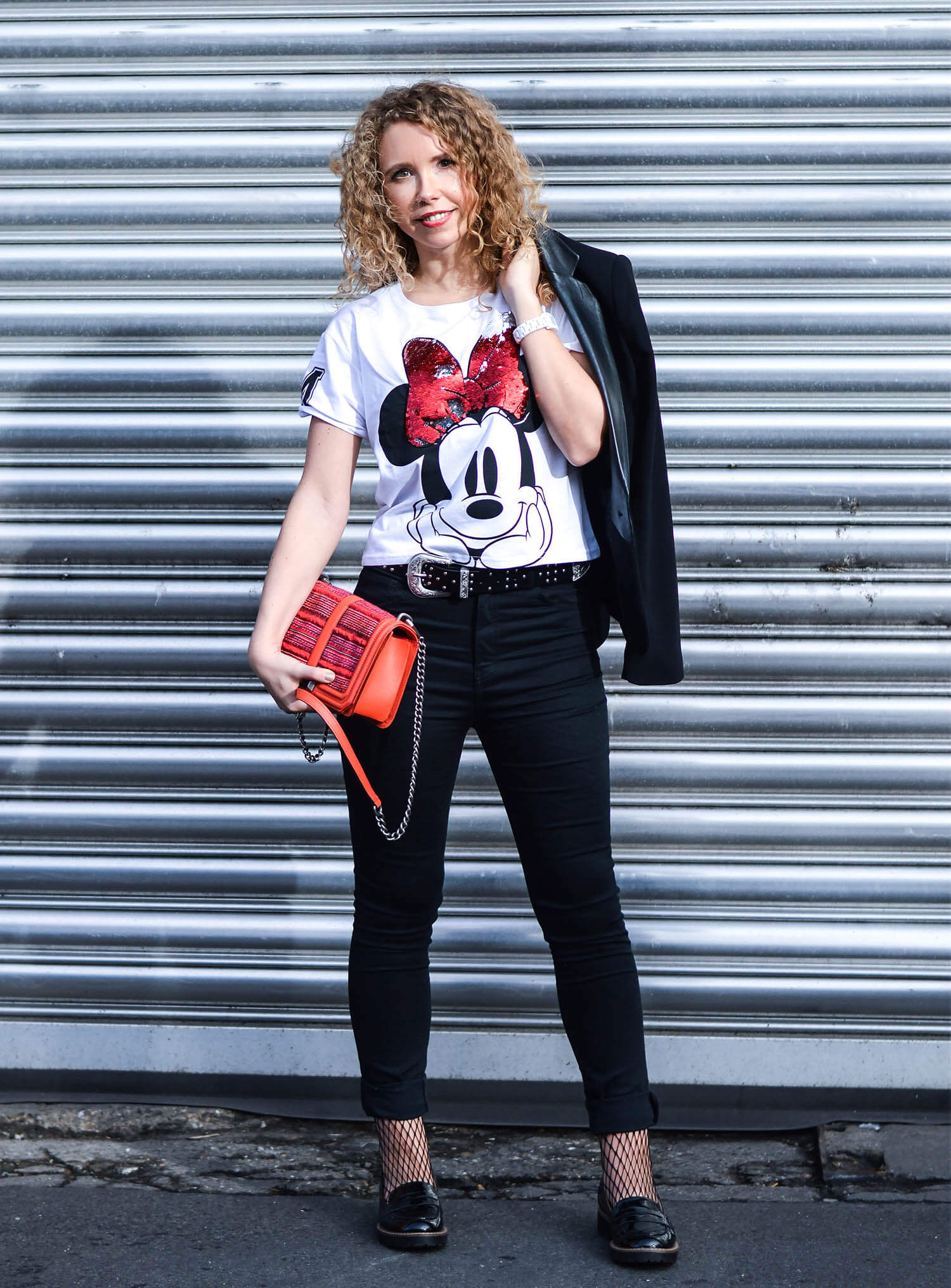 kationette-fashionblog-Outfit-Minnie-Mouse-HighWaist-Denim-Fishnet-stockings-RebeccaMinkoff-crossbody-curls