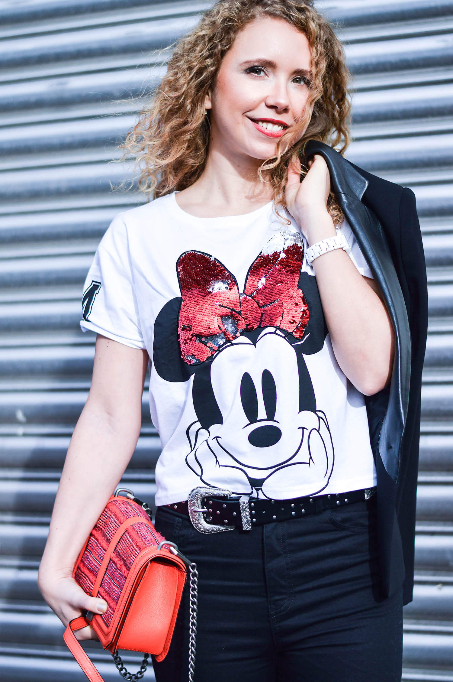 kationette-fashionblog-Outfit-Minnie-Mouse-HighWaist-Denim-Fishnet-stockings-RebeccaMinkoff-crossbody-curls