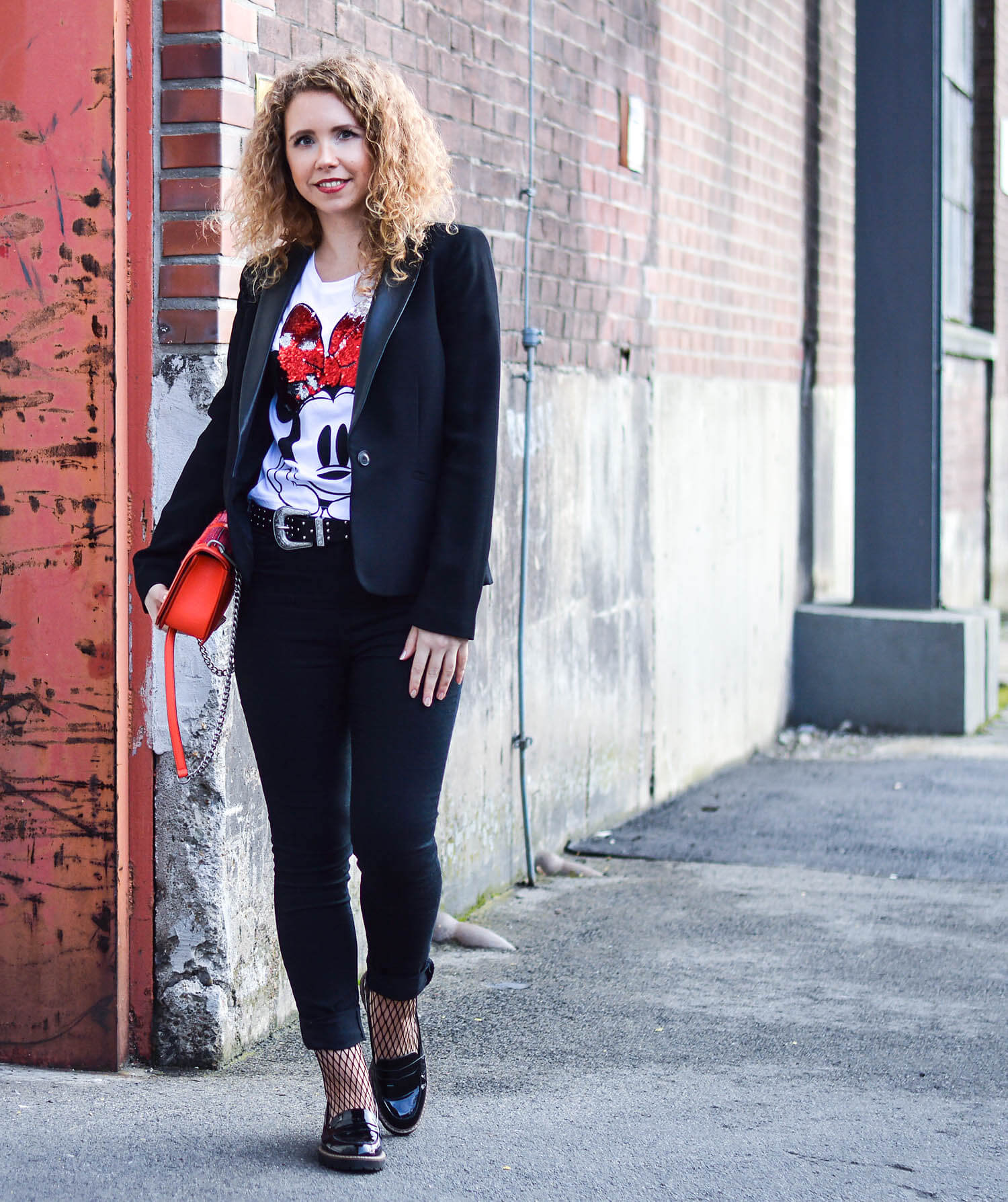 kationette-fashionblog-Outfit-Minnie-Mouse-HighWaist-Denim-Fishnet-stockings-RebeccaMinkoff-crossbody-curls