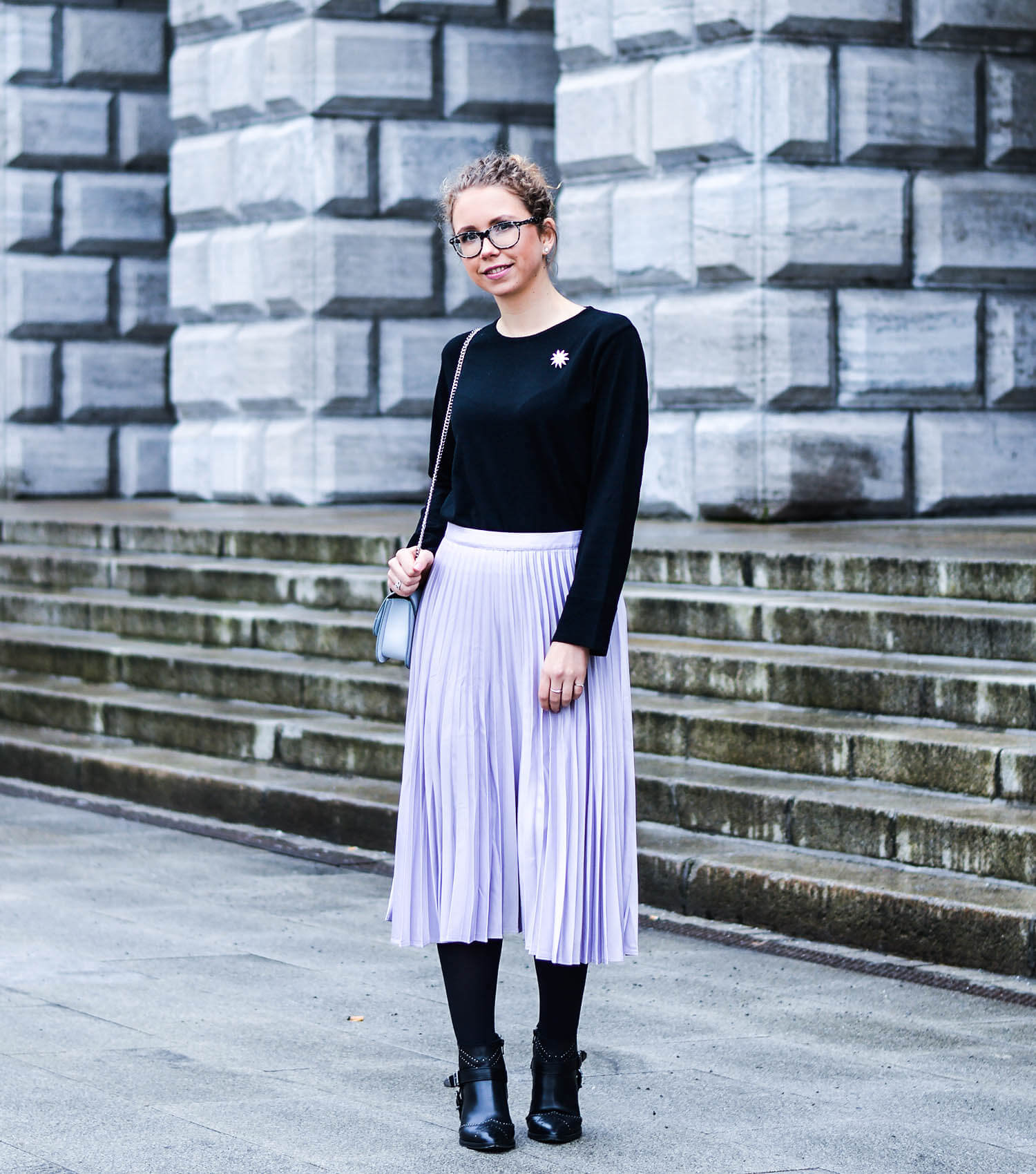 Kationette-Fashionblog-nrw-Engagement-Outfit-Metallic-Pleated-Skirt-Knit-Chanel-Brooch