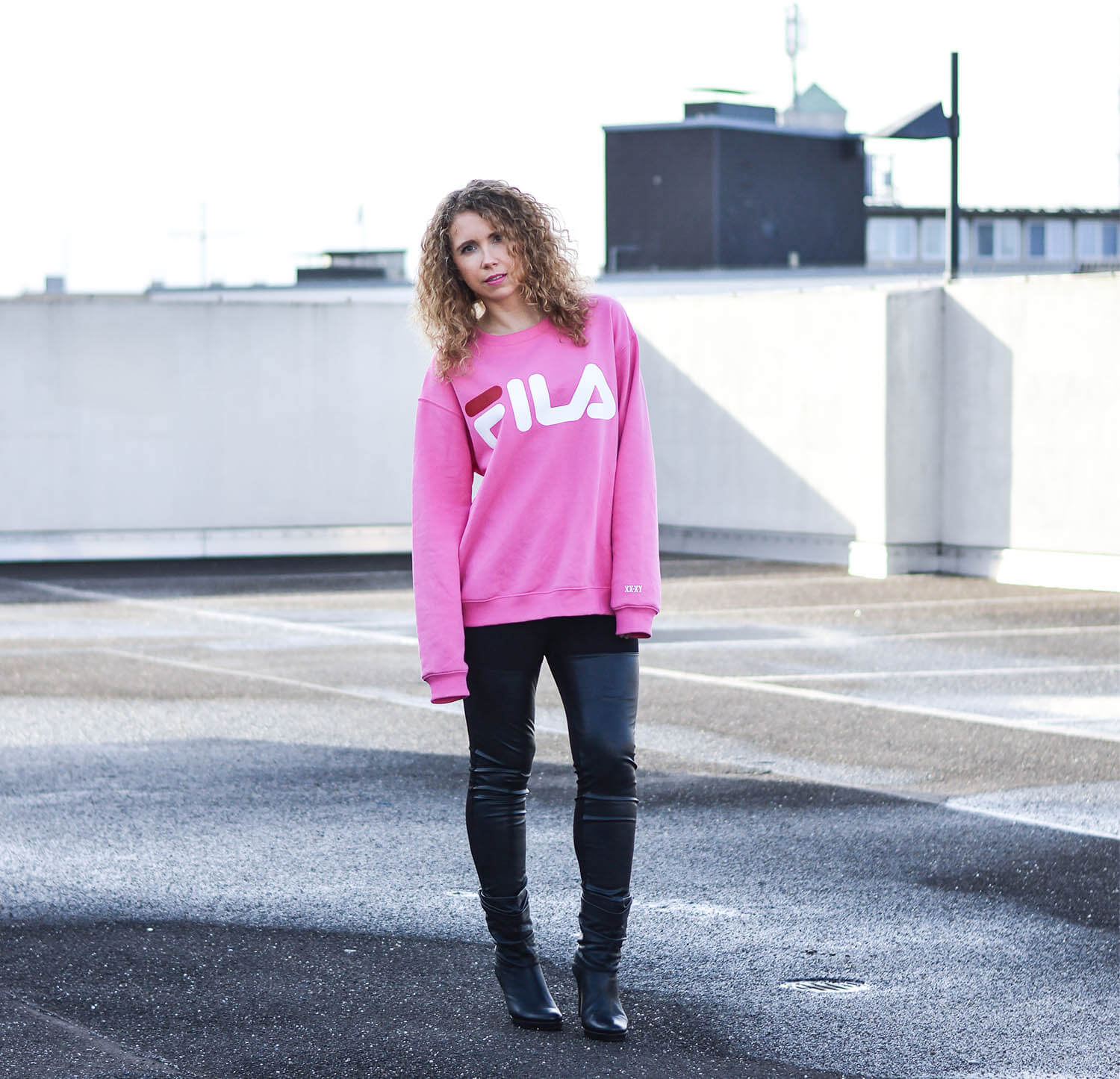 Kationette-Fashionblog-NRW-Outfit-Pink-Fila-Sweater-Leather-Leggings-HighHeel-Booties-streetstyle-curls