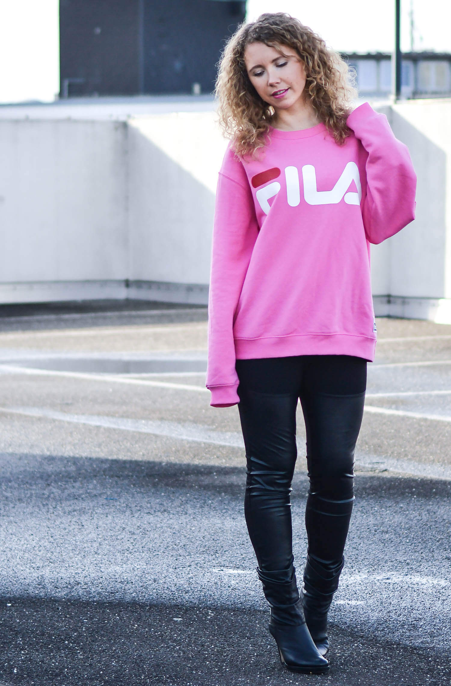 Kationette-Fashionblog-NRW-Outfit-Pink-Fila-Sweater-Leather-Leggings-HighHeel-Booties-streetstyle-curls