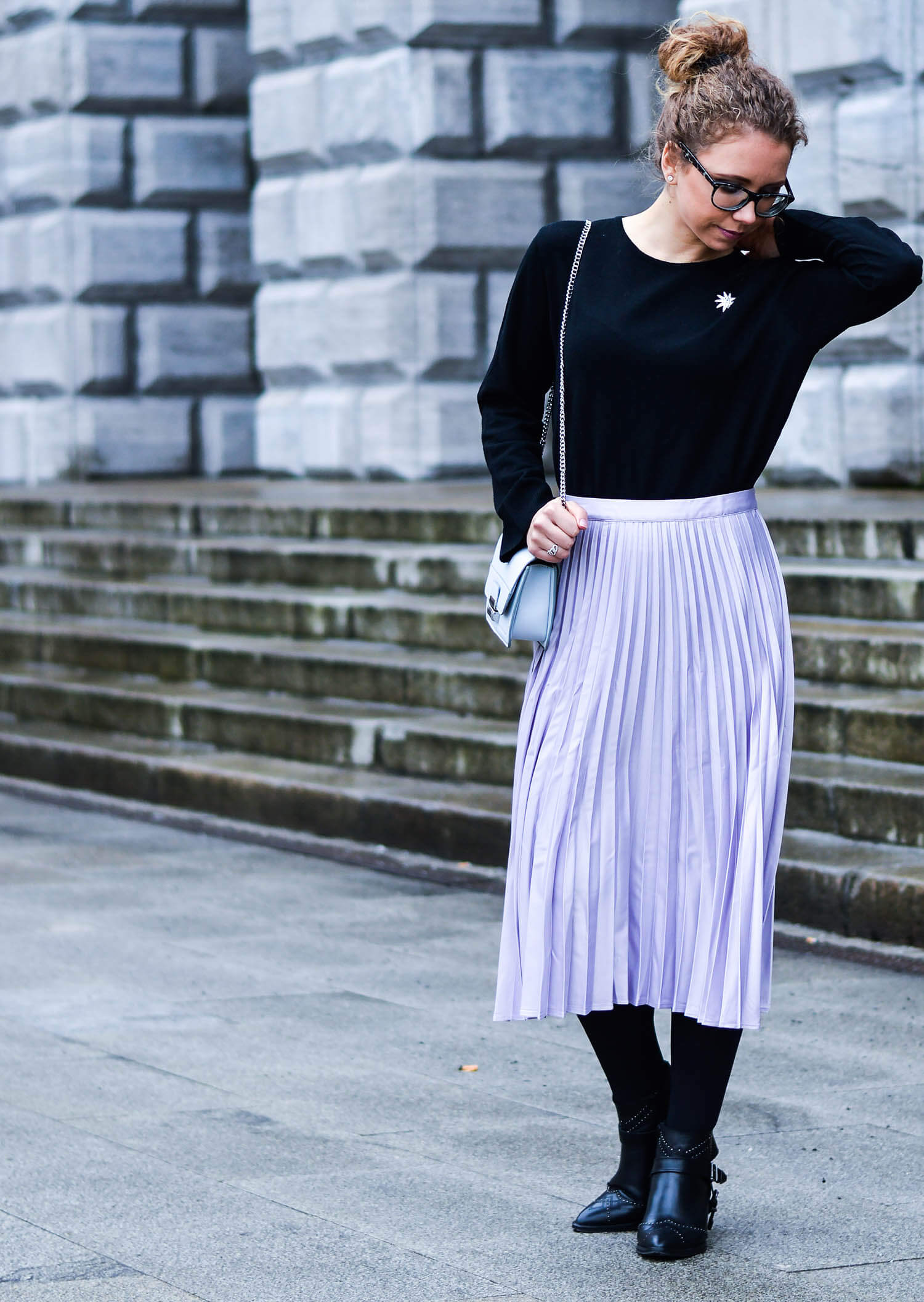 Kationette-Fashionblog-nrw-Engagement-Outfit-Metallic-Pleated-Skirt-Knit-Chanel-Brooch