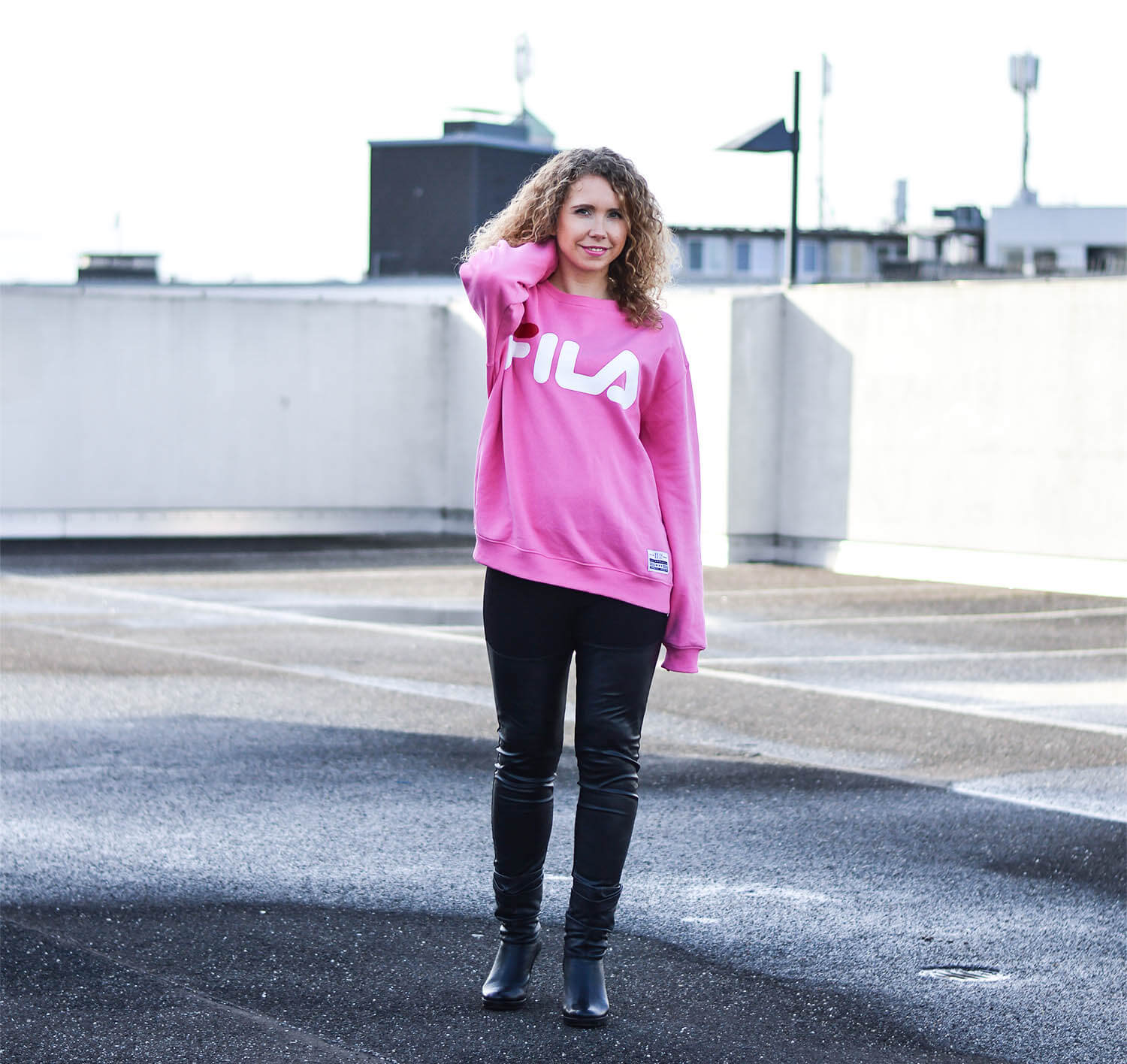 Kationette-Fashionblog-NRW-Outfit-Pink-Fila-Sweater-Leather-Leggings-HighHeel-Booties-streetstyle-curls