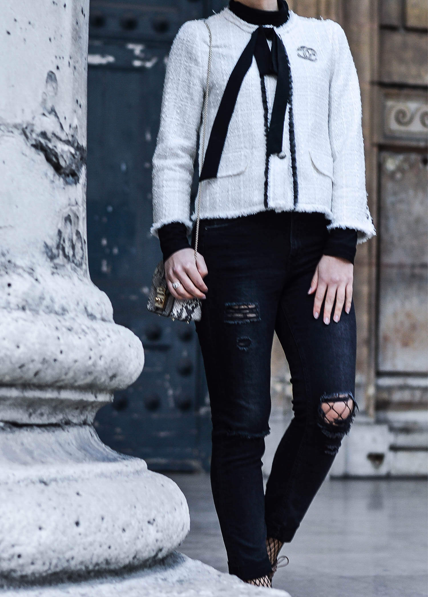 Kationette-fashionblog-nrw-Outfit-Zara-Tweed-Jacket-Ripped-Jeans-Chanel-Jewelry-Paris-streetstyle