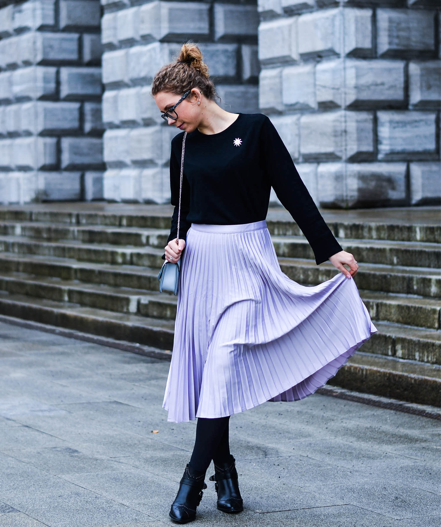 Kationette-Fashionblog-nrw-Engagement-Outfit-Metallic-Pleated-Skirt-Knit-Chanel-Brooch