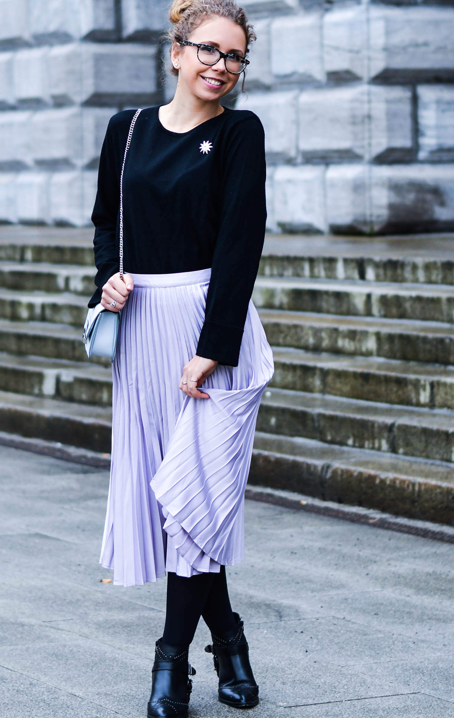 Kationette-Fashionblog-nrw-Engagement-Outfit-Metallic-Pleated-Skirt-Knit-Chanel-Brooch