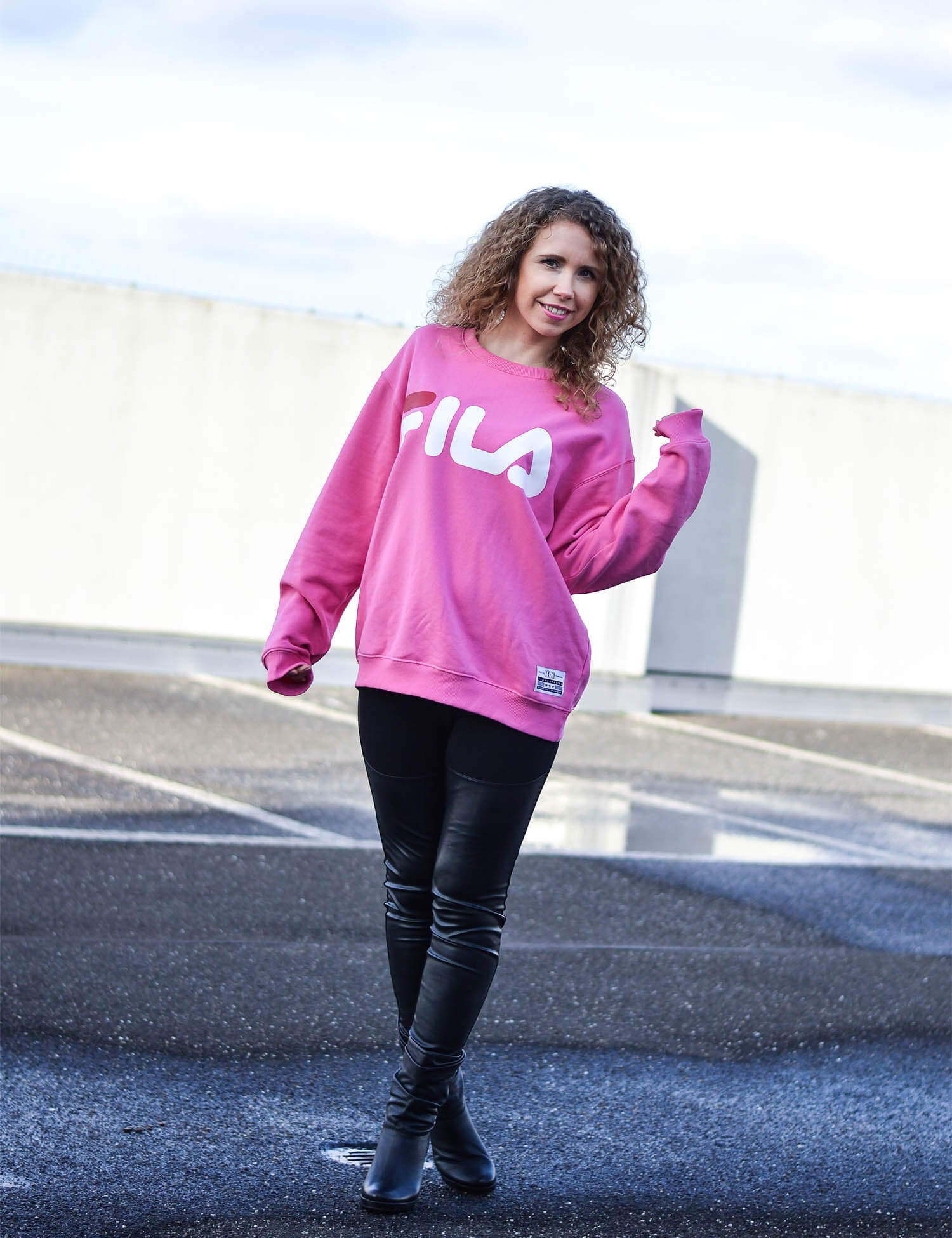 Kationette-Fashionblog-NRW-Outfit-Pink-Fila-Sweater-Leather-Leggings-HighHeel-Booties-streetstyle-curls