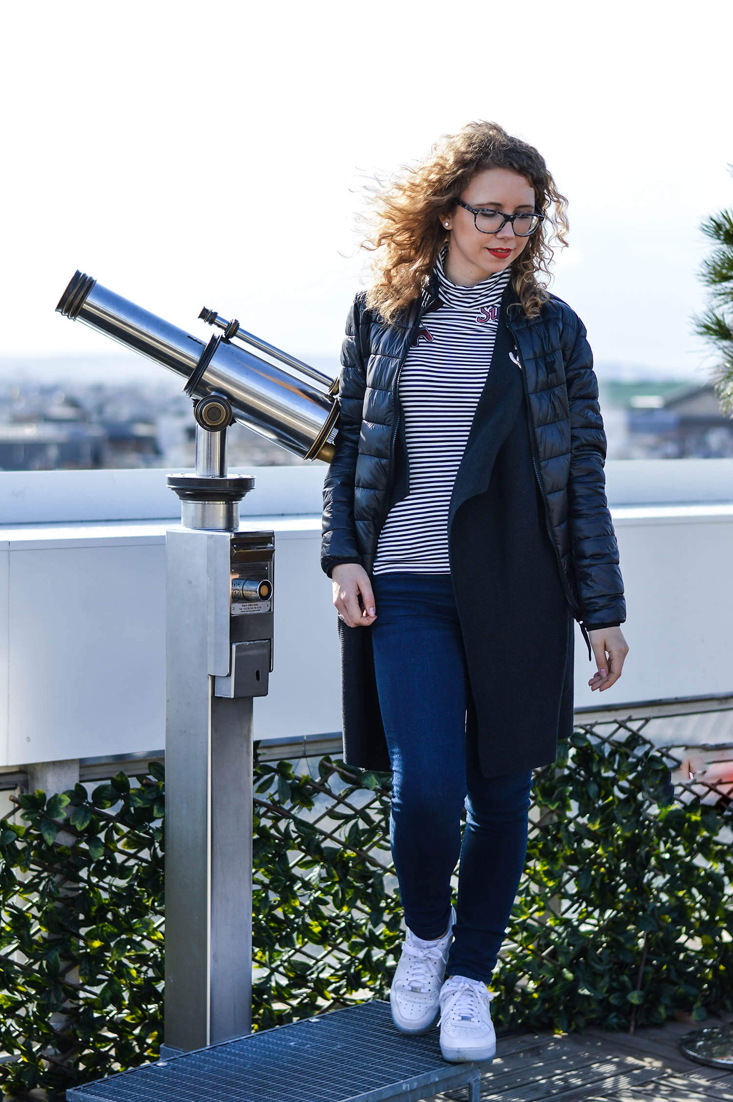 Kationette-fashionblog-paris-outfit-chanel-eiffeltower-nike-streetstyle-curls-patches