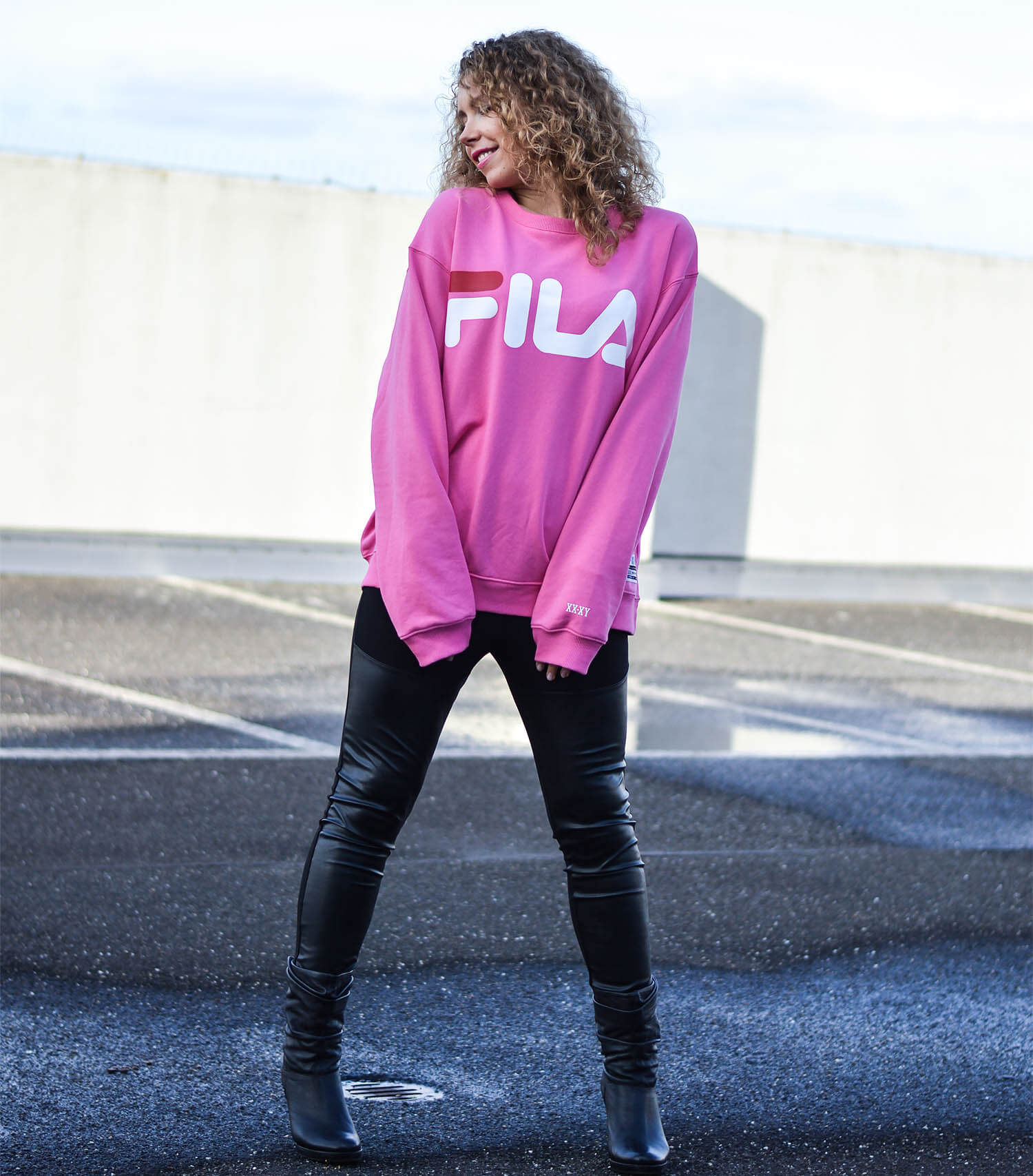 Kationette-Fashionblog-NRW-Outfit-Pink-Fila-Sweater-Leather-Leggings-HighHeel-Booties-streetstyle-curls