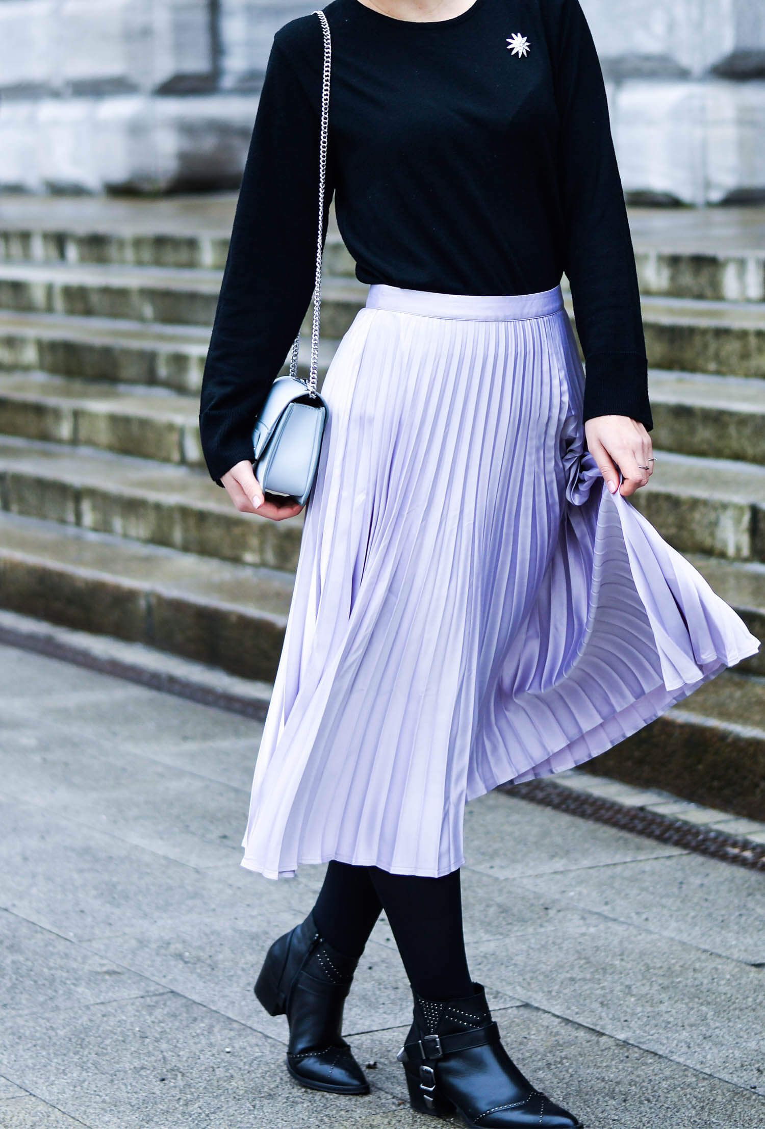 Kationette-Fashionblog-nrw-Engagement-Outfit-Metallic-Pleated-Skirt-Knit-Chanel-Brooch