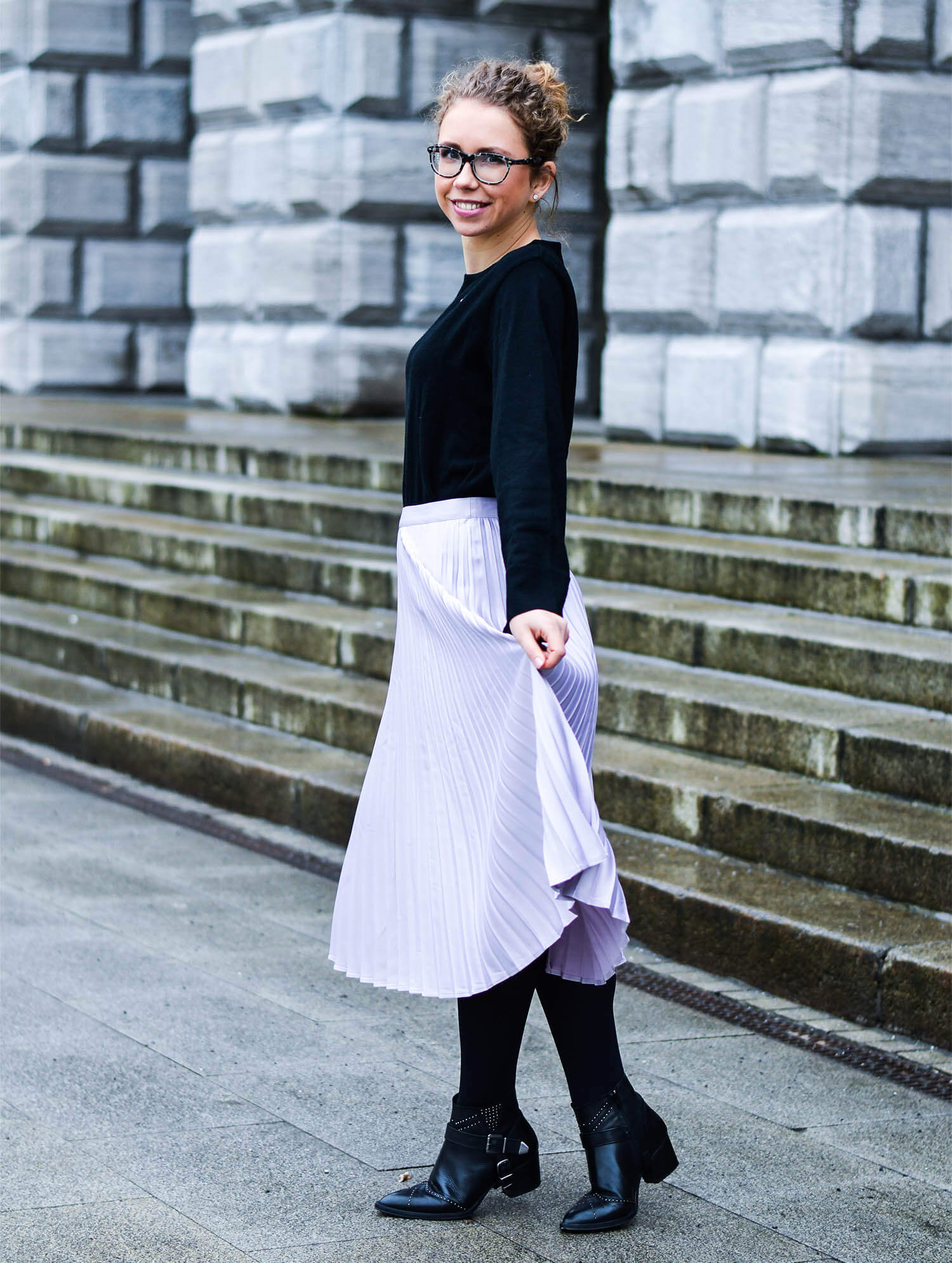 Kationette-Fashionblog-nrw-Engagement-Outfit-Metallic-Pleated-Skirt-Knit-Chanel-Brooch