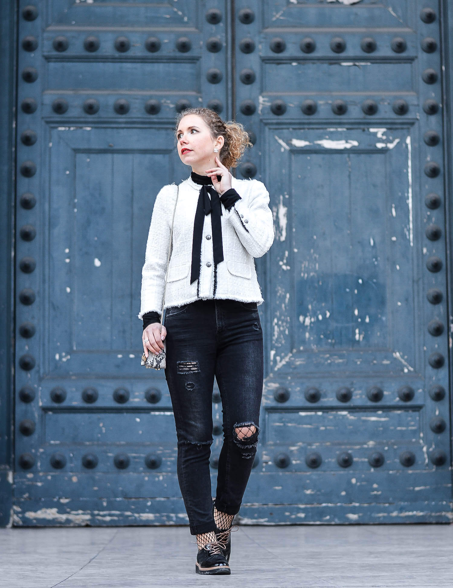 Kationette-fashionblog-nrw-Outfit-Zara-Tweed-Jacket-Ripped-Jeans-Chanel-Jewelry-Paris-streetstyle