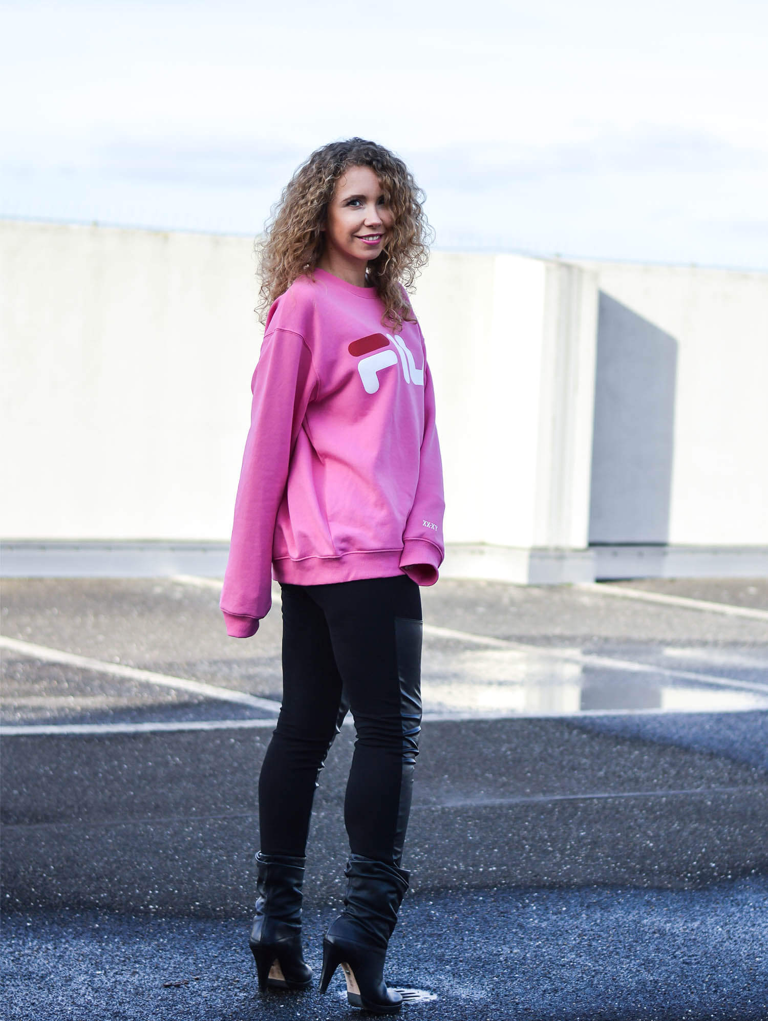 Kationette-Fashionblog-NRW-Outfit-Pink-Fila-Sweater-Leather-Leggings-HighHeel-Booties-streetstyle-curls