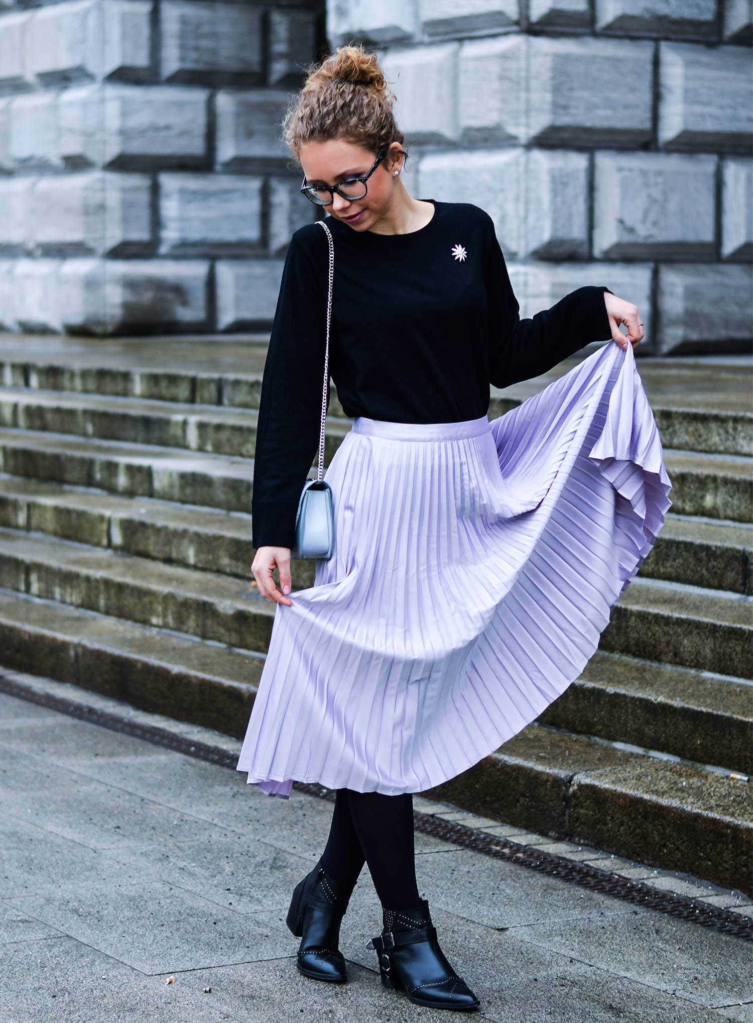 Kationette-Fashionblog-nrw-Engagement-Outfit-Metallic-Pleated-Skirt-Knit-Chanel-Brooch