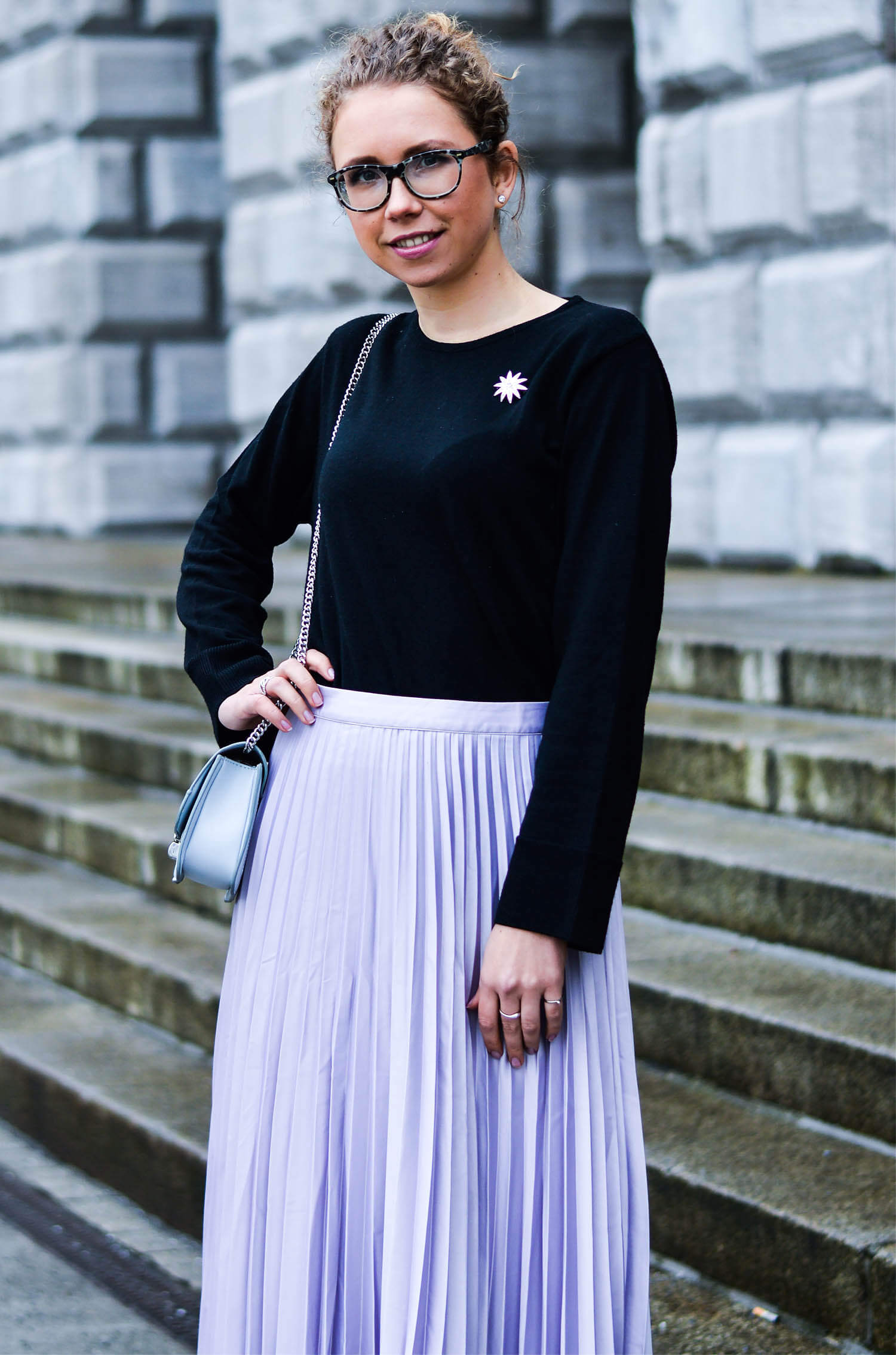 Kationette-Fashionblog-nrw-Engagement-Outfit-Metallic-Pleated-Skirt-Knit-Chanel-Brooch