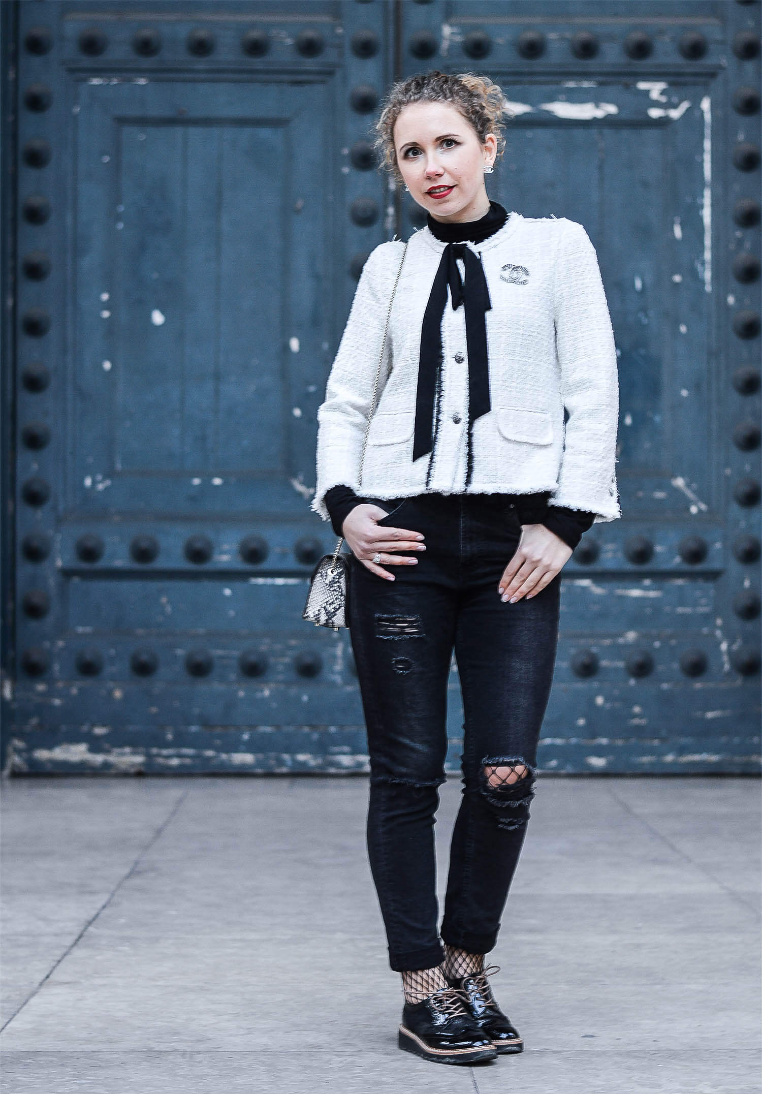 Kationette-fashionblog-nrw-Outfit-Zara-Tweed-Jacket-Ripped-Jeans-Chanel-Jewelry-Paris-streetstyle