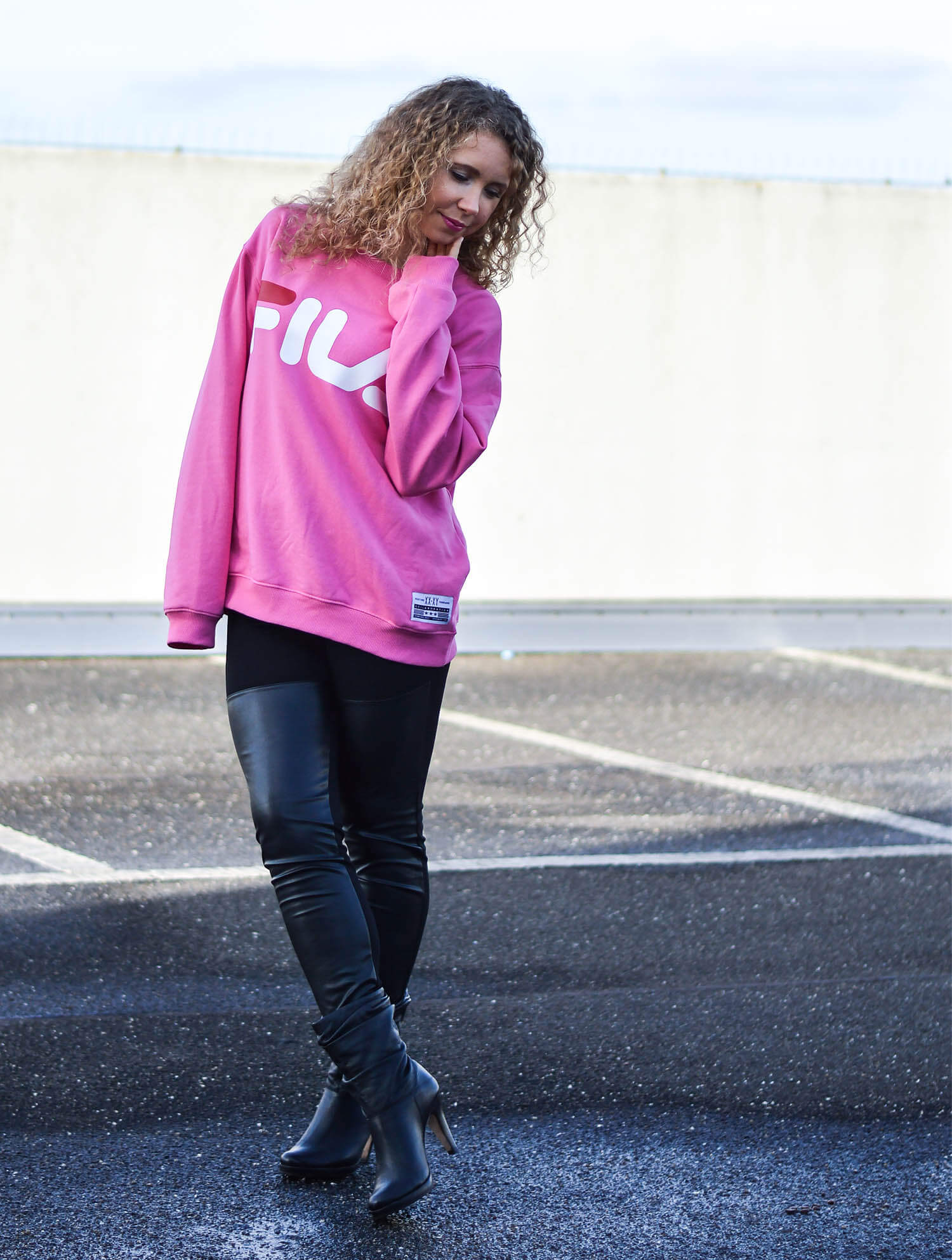 Kationette-Fashionblog-NRW-Outfit-Pink-Fila-Sweater-Leather-Leggings-HighHeel-Booties-streetstyle-curls