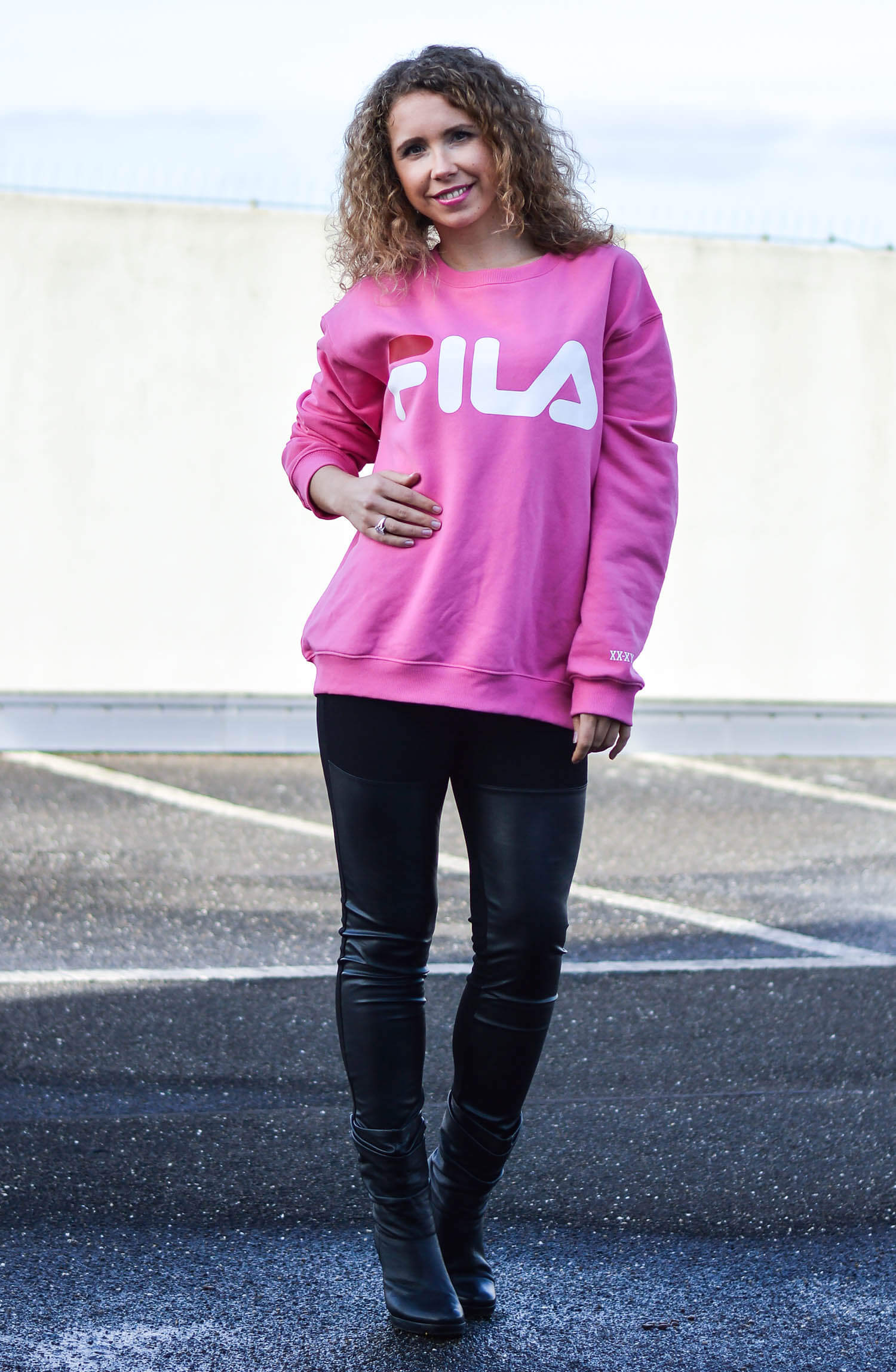 Kationette-Fashionblog-NRW-Outfit-Pink-Fila-Sweater-Leather-Leggings-HighHeel-Booties-streetstyle-curls