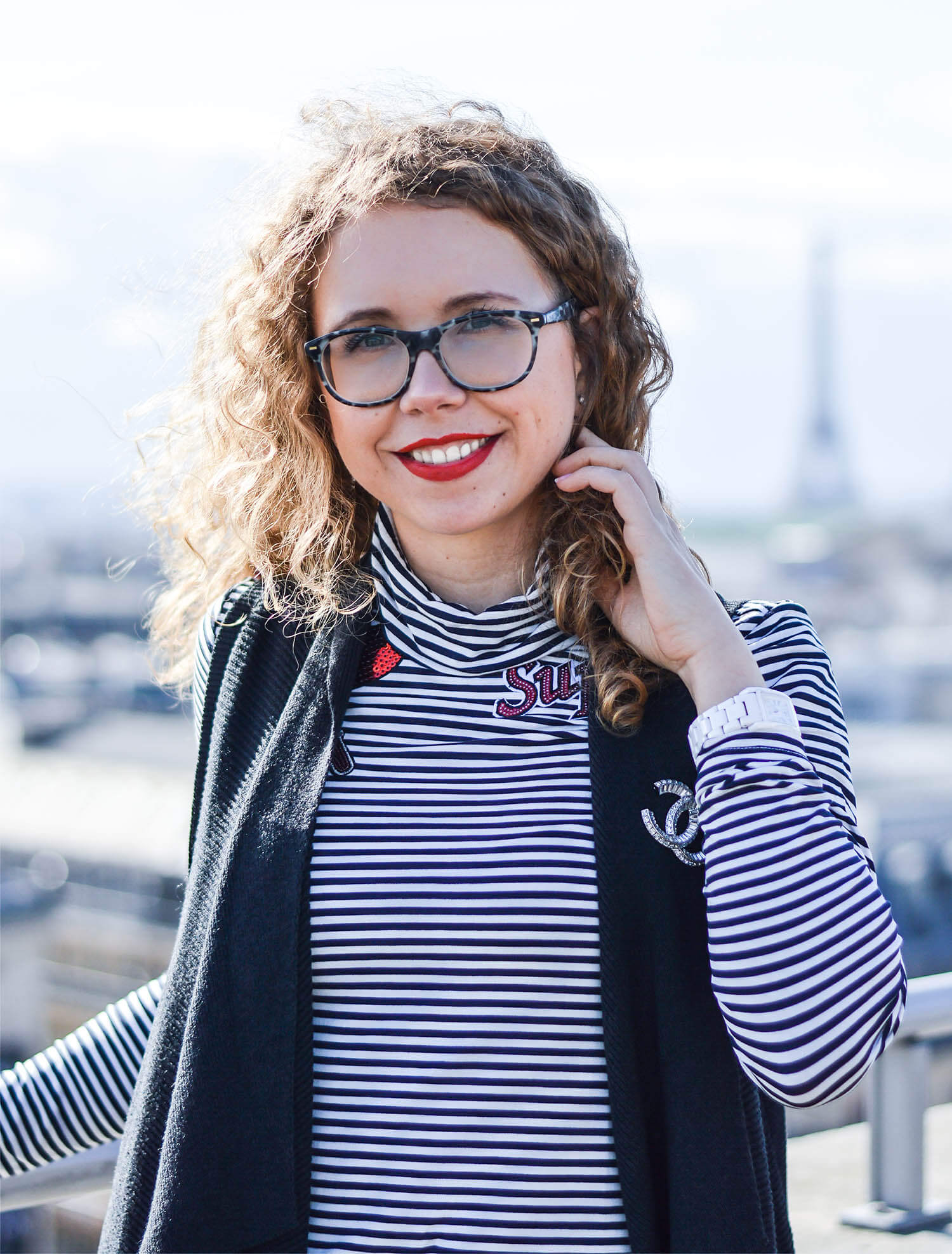 Kationette-fashionblog-paris-outfit-chanel-eiffeltower-nike-streetstyle-curls-patches