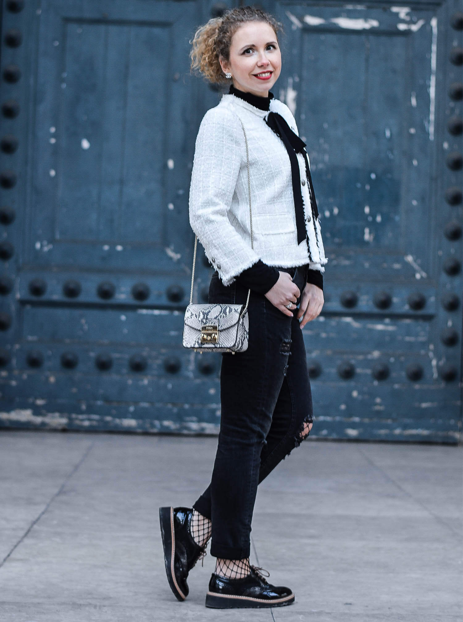 Kationette-fashionblog-nrw-Outfit-Zara-Tweed-Jacket-Ripped-Jeans-Chanel-Jewelry-Paris-streetstyle