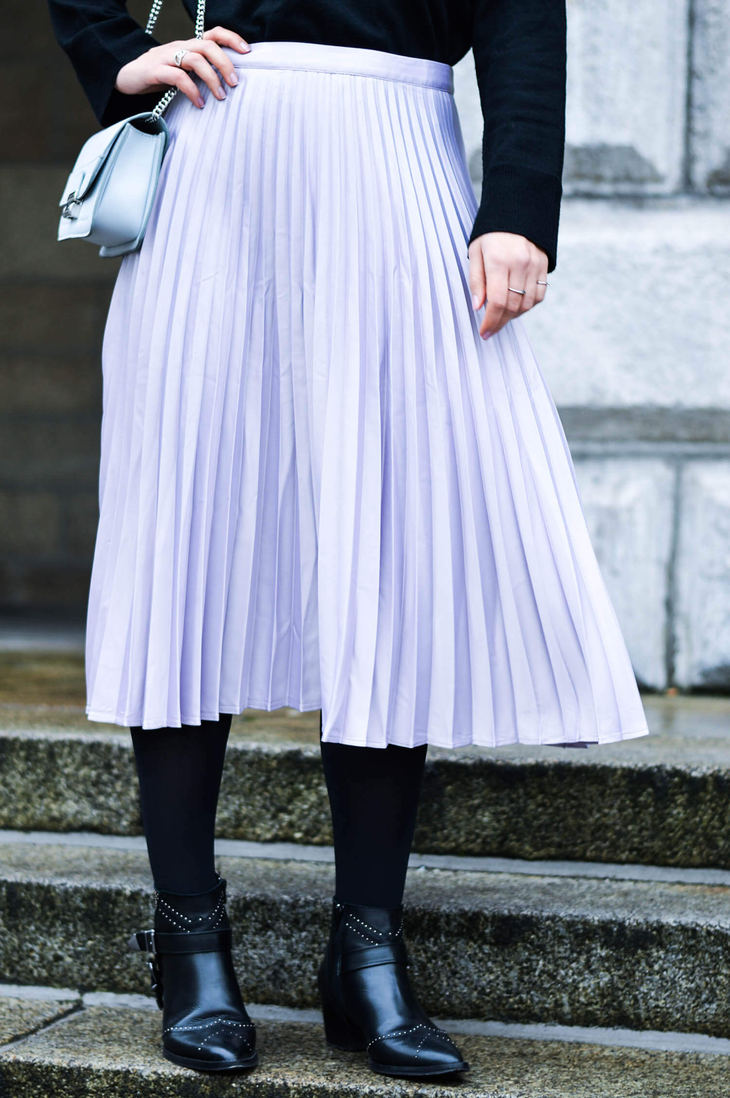 Kationette-Fashionblog-nrw-Engagement-Outfit-Metallic-Pleated-Skirt-Knit-Chanel-Brooch