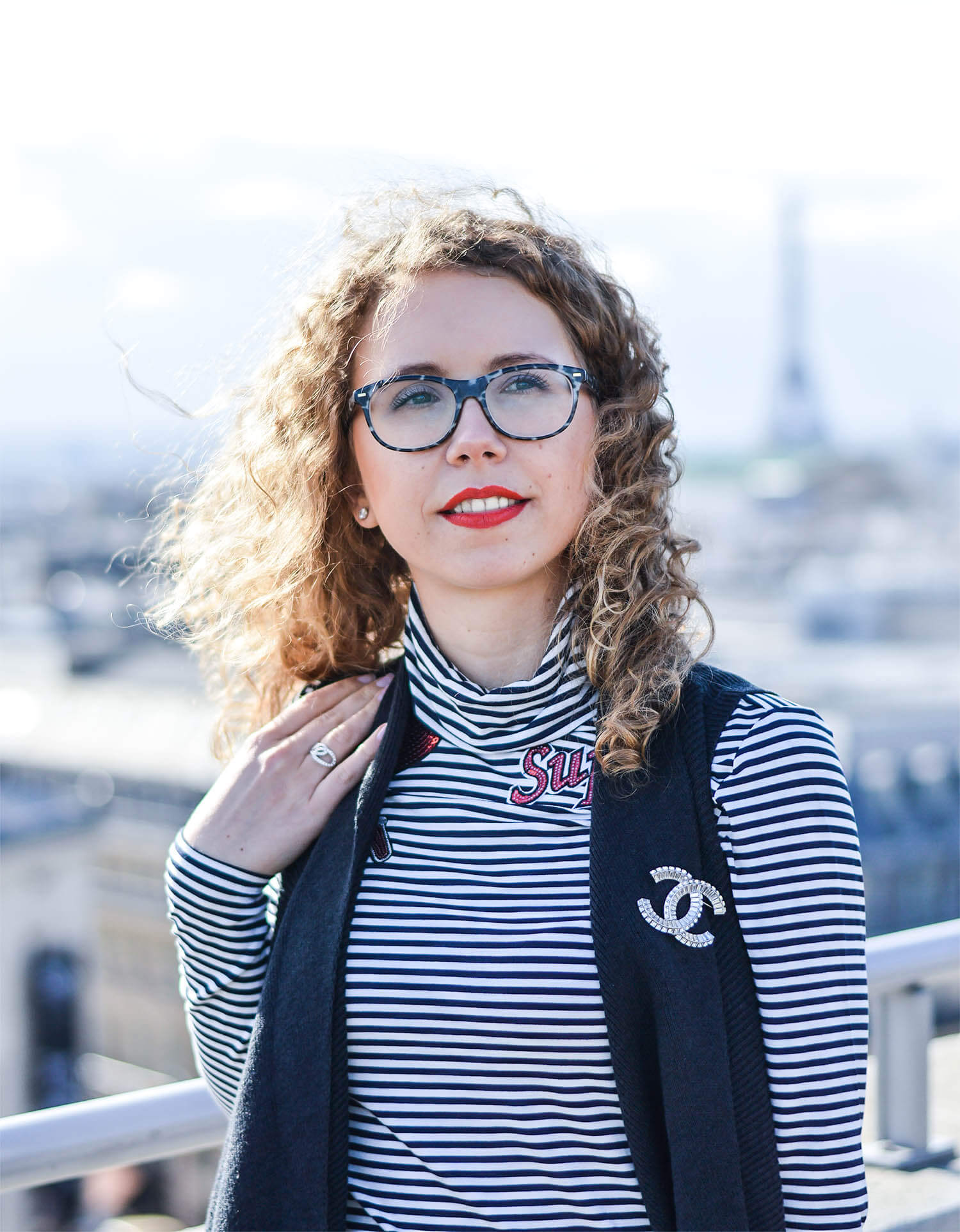 Kationette-fashionblog-paris-outfit-chanel-eiffeltower-nike-streetstyle-curls-patches