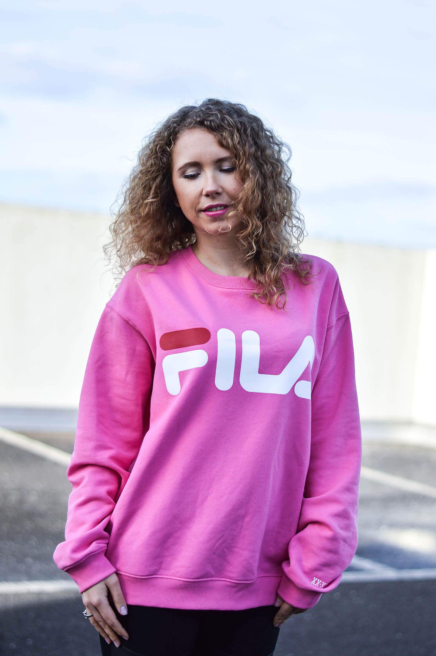 Kationette-Fashionblog-NRW-Outfit-Pink-Fila-Sweater-Leather-Leggings-HighHeel-Booties-streetstyle-curls