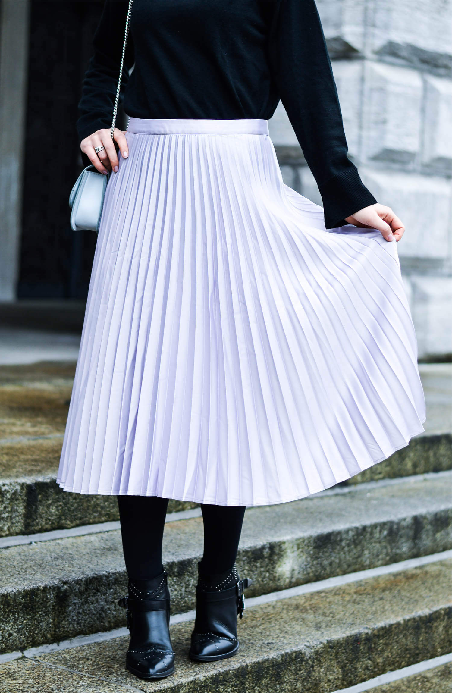 Kationette-Fashionblog-nrw-Engagement-Outfit-Metallic-Pleated-Skirt-Knit-Chanel-Brooch