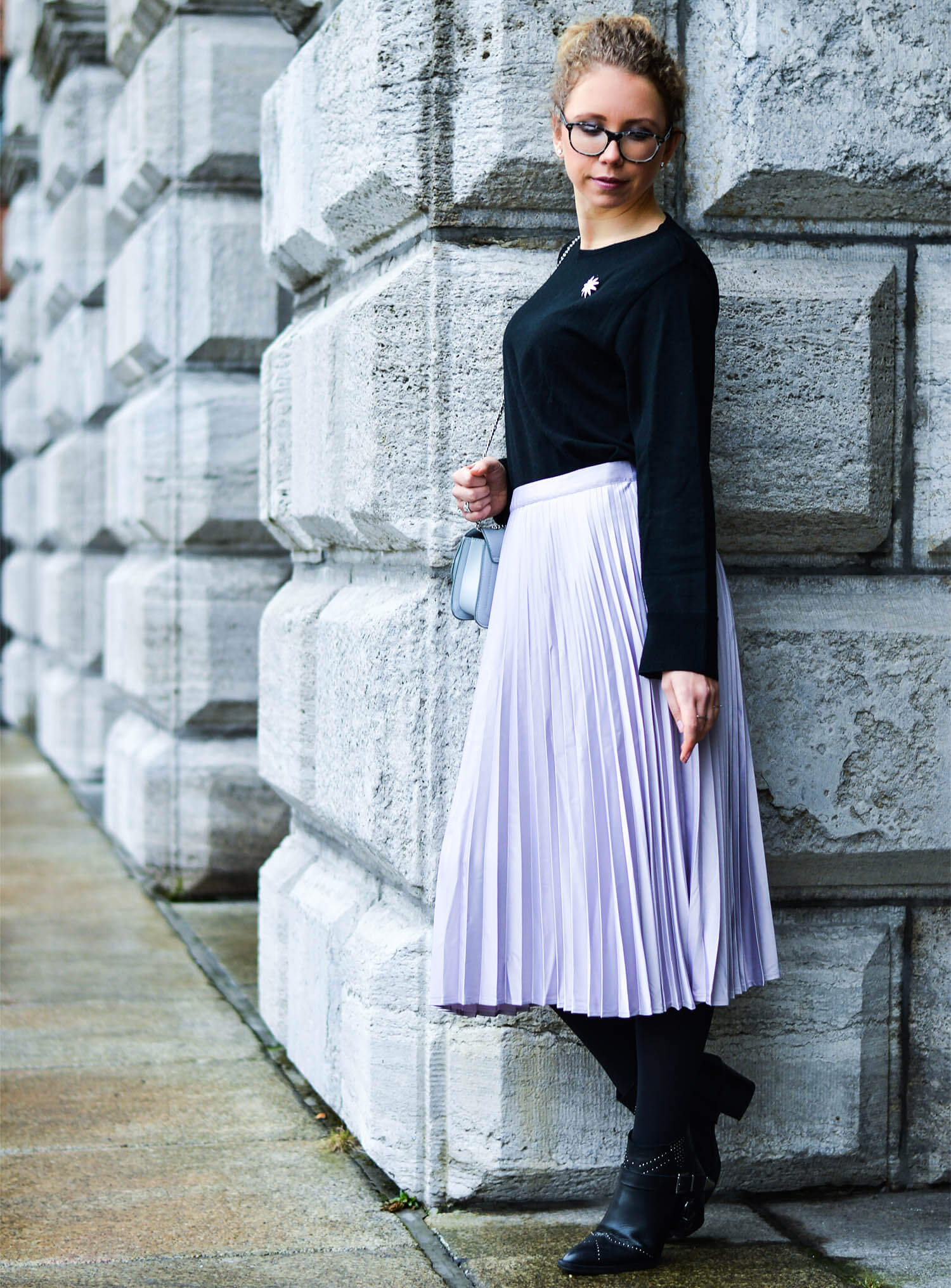 Kationette-Fashionblog-nrw-Engagement-Outfit-Metallic-Pleated-Skirt-Knit-Chanel-Brooch