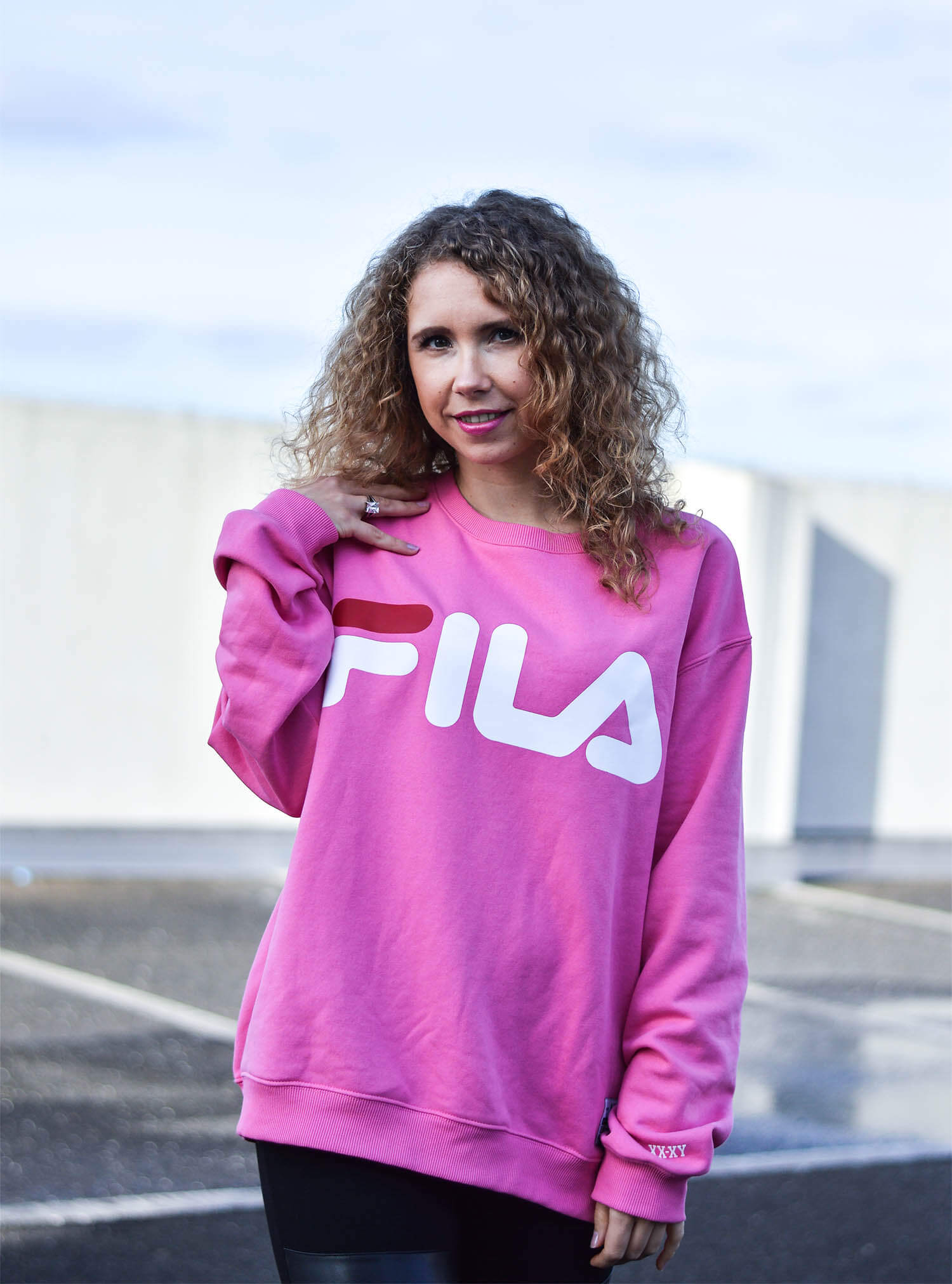 Kationette-Fashionblog-NRW-Outfit-Pink-Fila-Sweater-Leather-Leggings-HighHeel-Booties-streetstyle-curls