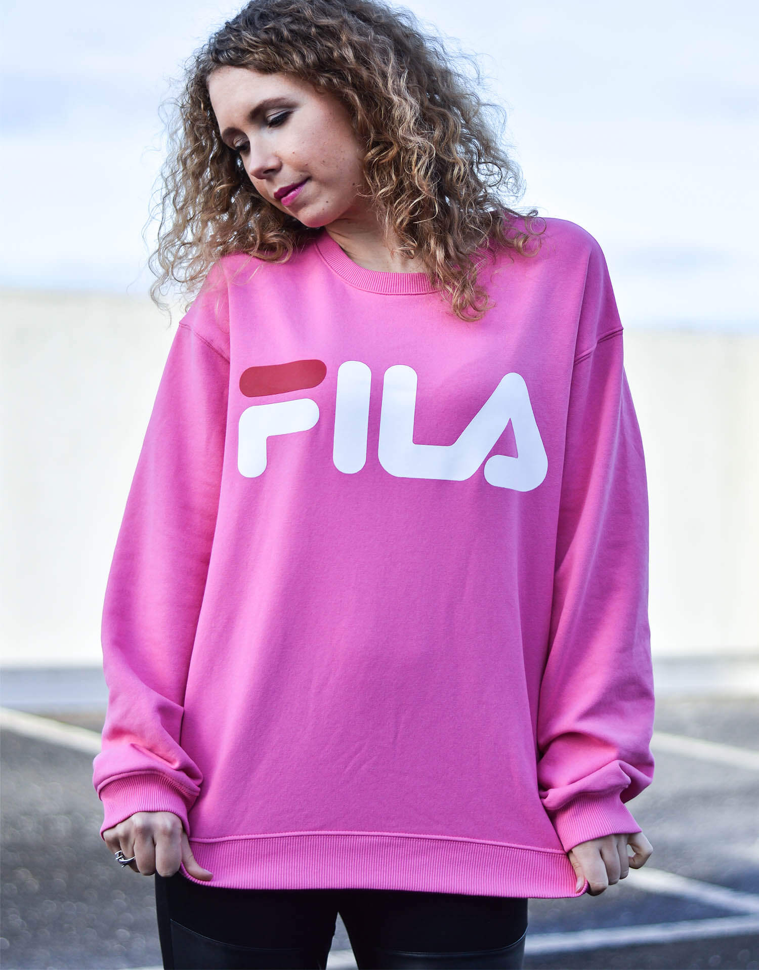 Kationette-Fashionblog-NRW-Outfit-Pink-Fila-Sweater-Leather-Leggings-HighHeel-Booties-streetstyle-curls