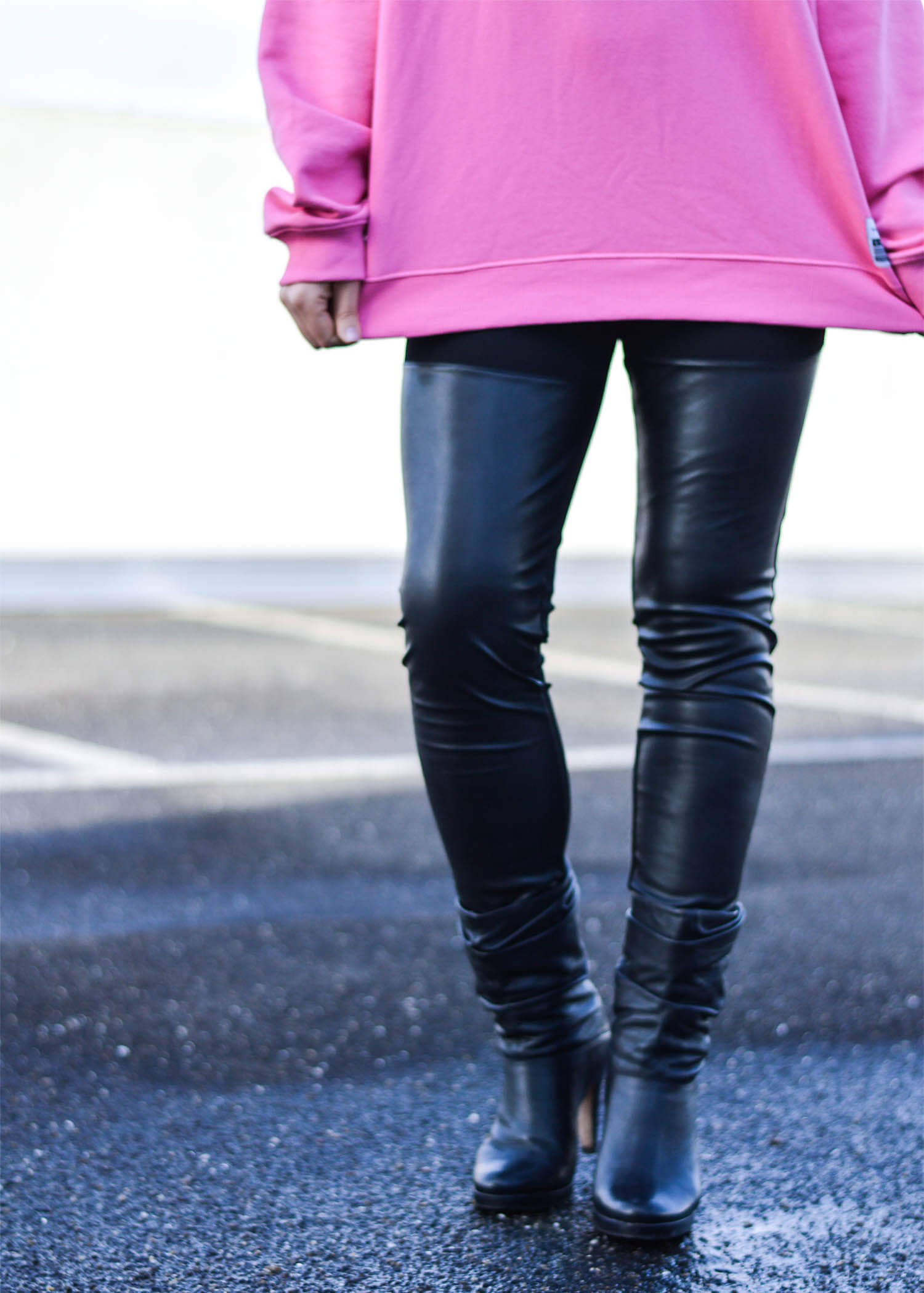 Kationette-Fashionblog-NRW-Outfit-Pink-Fila-Sweater-Leather-Leggings-HighHeel-Booties-streetstyle-curls