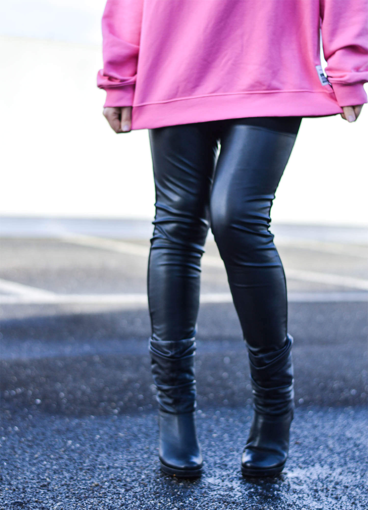 Kationette-Fashionblog-NRW-Outfit-Pink-Fila-Sweater-Leather-Leggings-HighHeel-Booties-streetstyle-curls