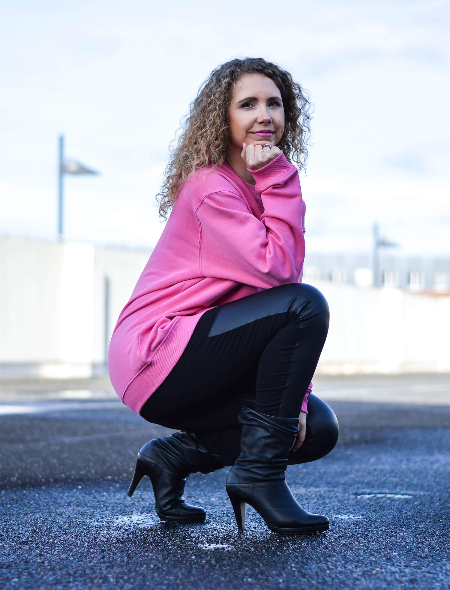 Kationette-Fashionblog-NRW-Outfit-Pink-Fila-Sweater-Leather-Leggings-HighHeel-Booties-streetstyle-curls