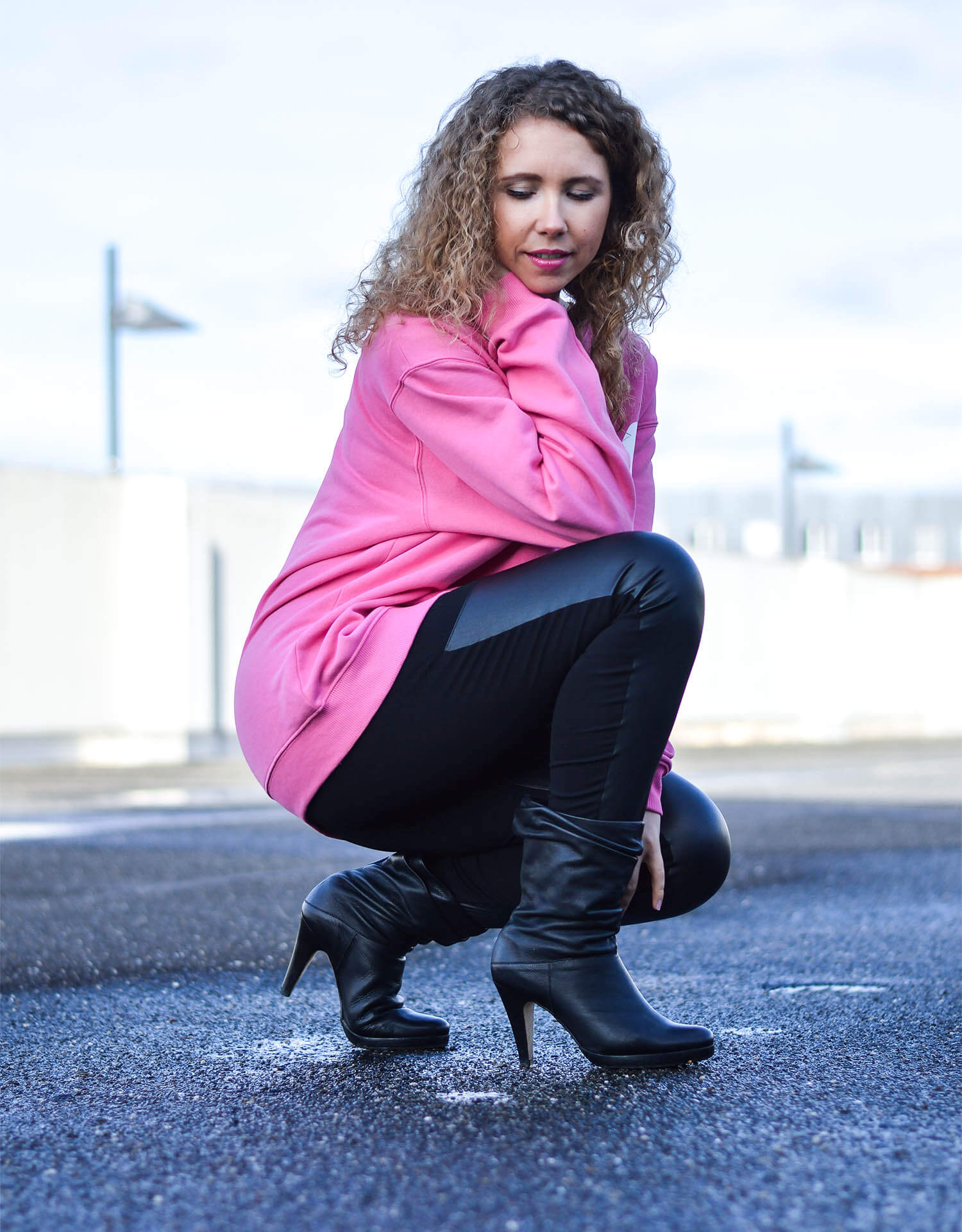 Kationette-Fashionblog-NRW-Outfit-Pink-Fila-Sweater-Leather-Leggings-HighHeel-Booties-streetstyle-curls