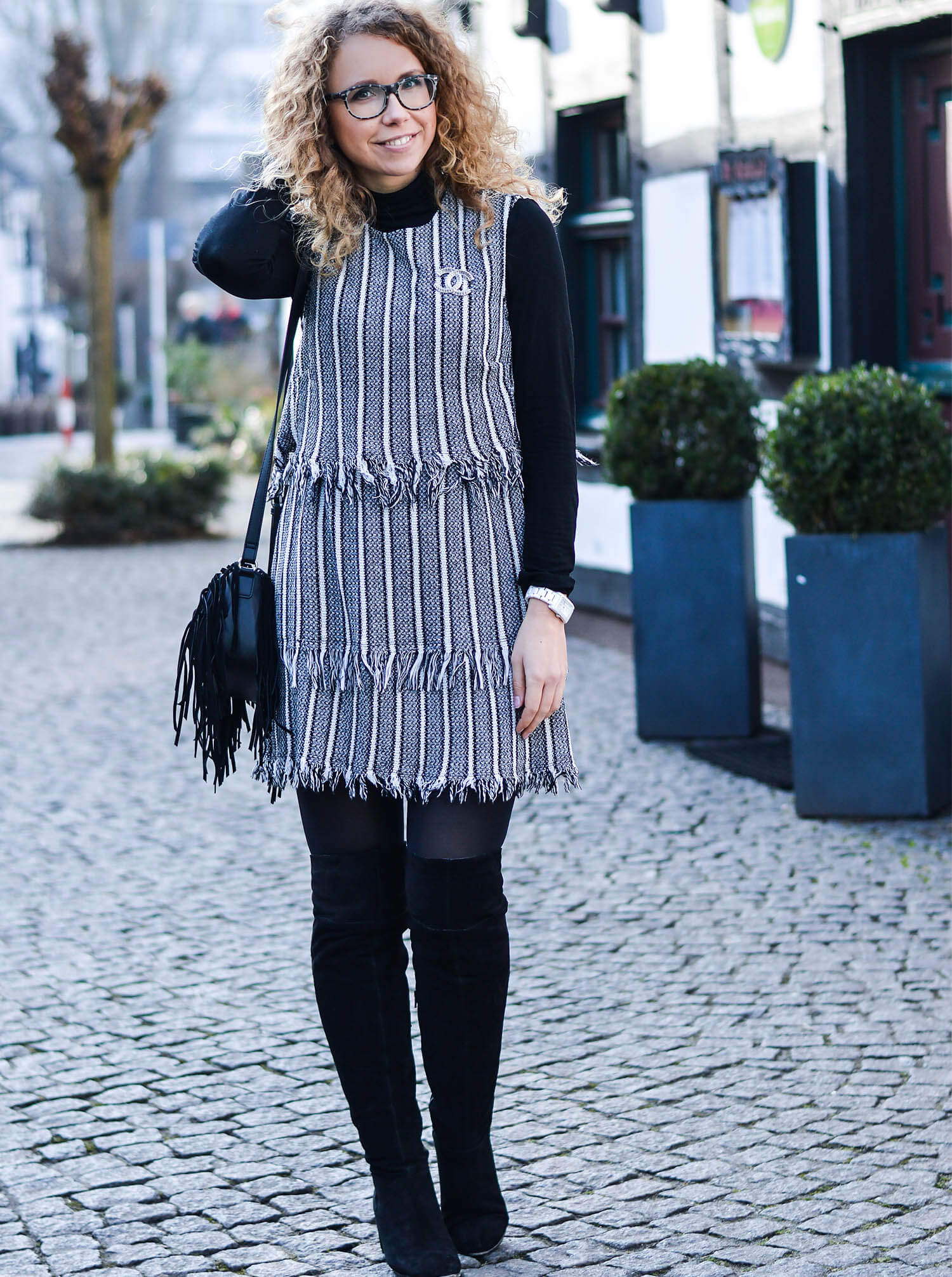 Kationette-fashionblog-nrw-outfit-Tweed-Dress-Chanel-Brooch-Overknees-streetstyle-curls