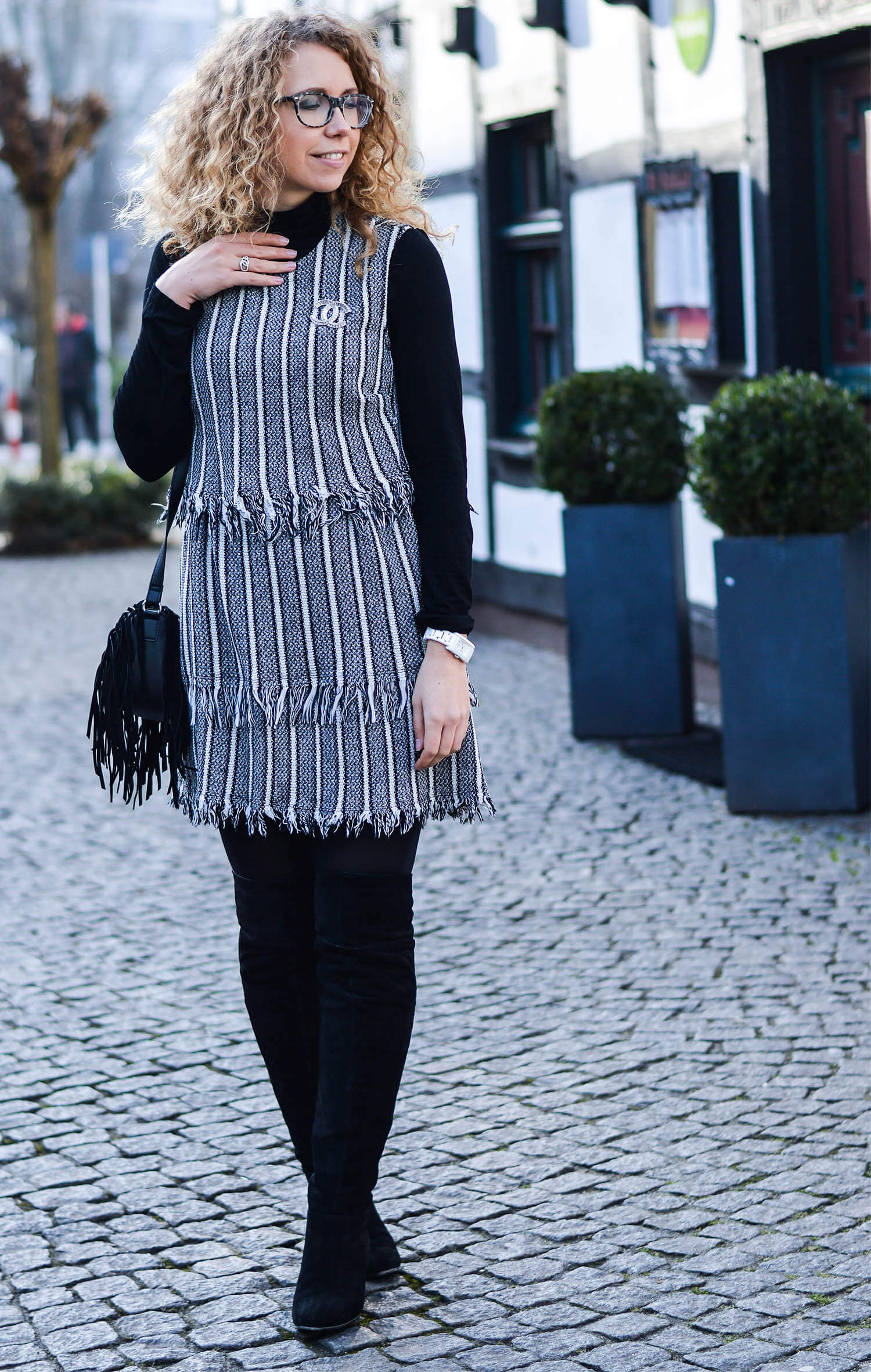 Kationette-fashionblog-nrw-outfit-Tweed-Dress-Chanel-Brooch-Overknees-streetstyle-curls