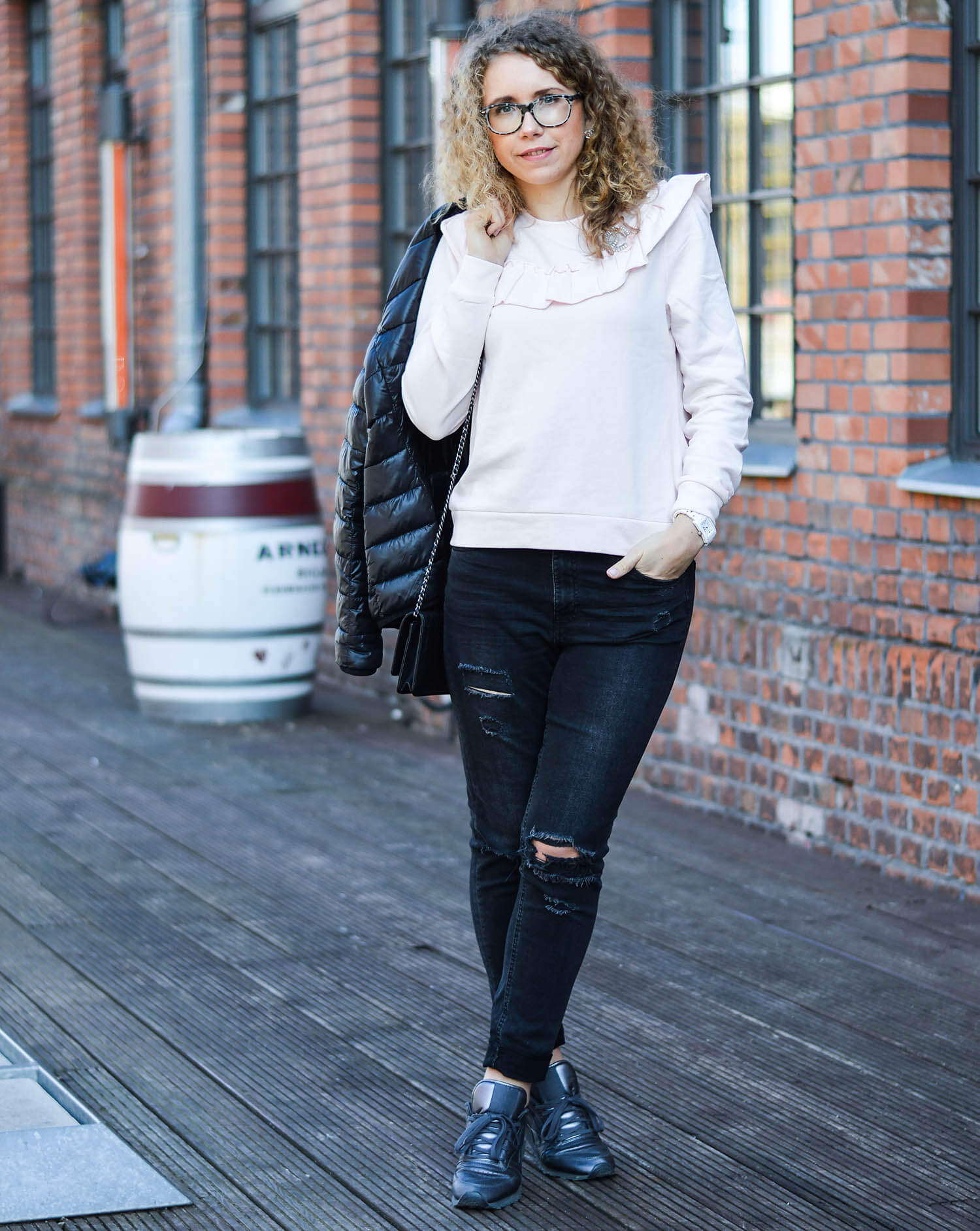 Kationette-fashionblog-nrw-Outfit-Volant-Sweater-Ripped-Jeans-Chanel-Boy-WOC-berlin