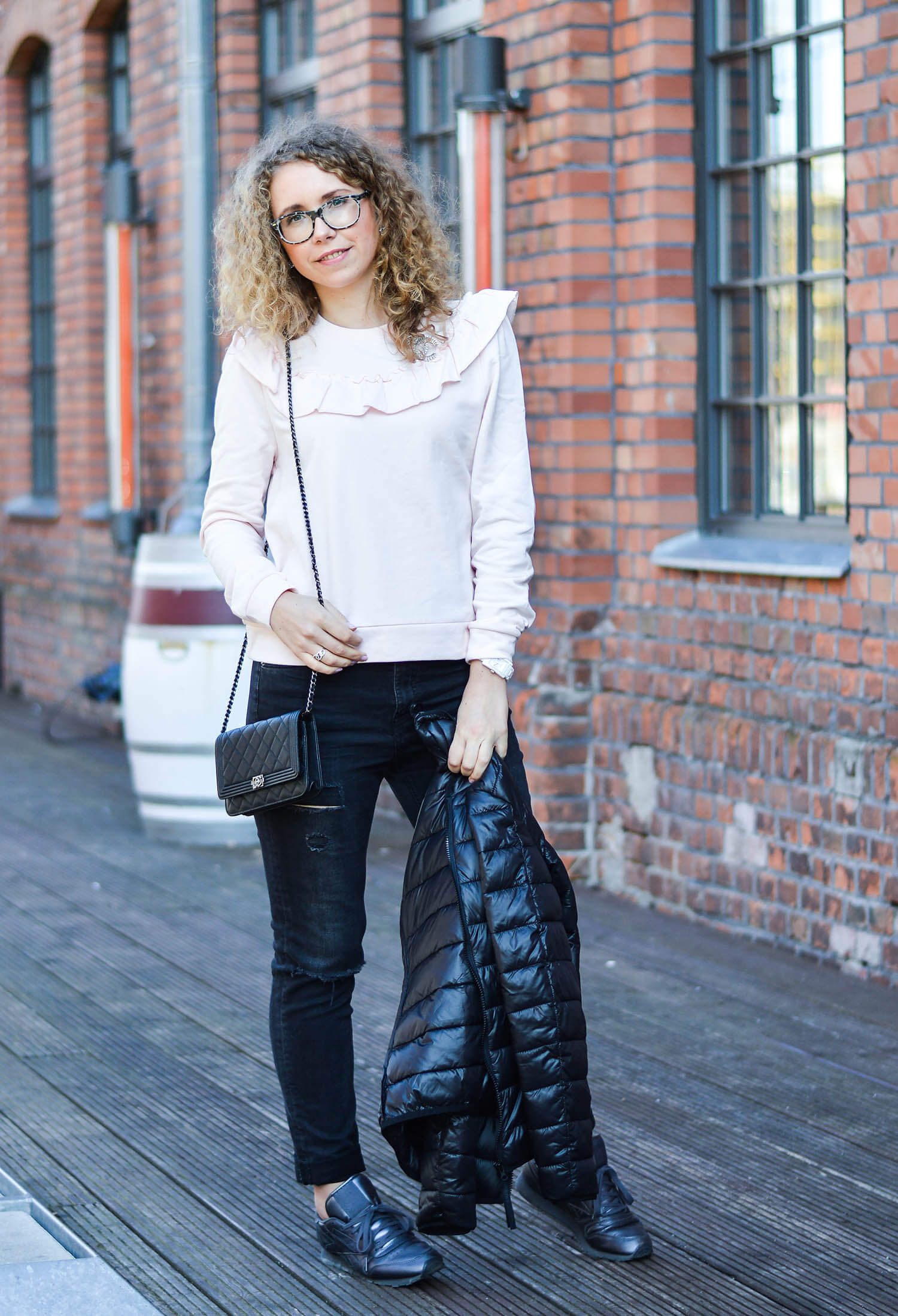 Kationette-fashionblog-nrw-Outfit-Volant-Sweater-Ripped-Jeans-Chanel-Boy-WOC-berlin