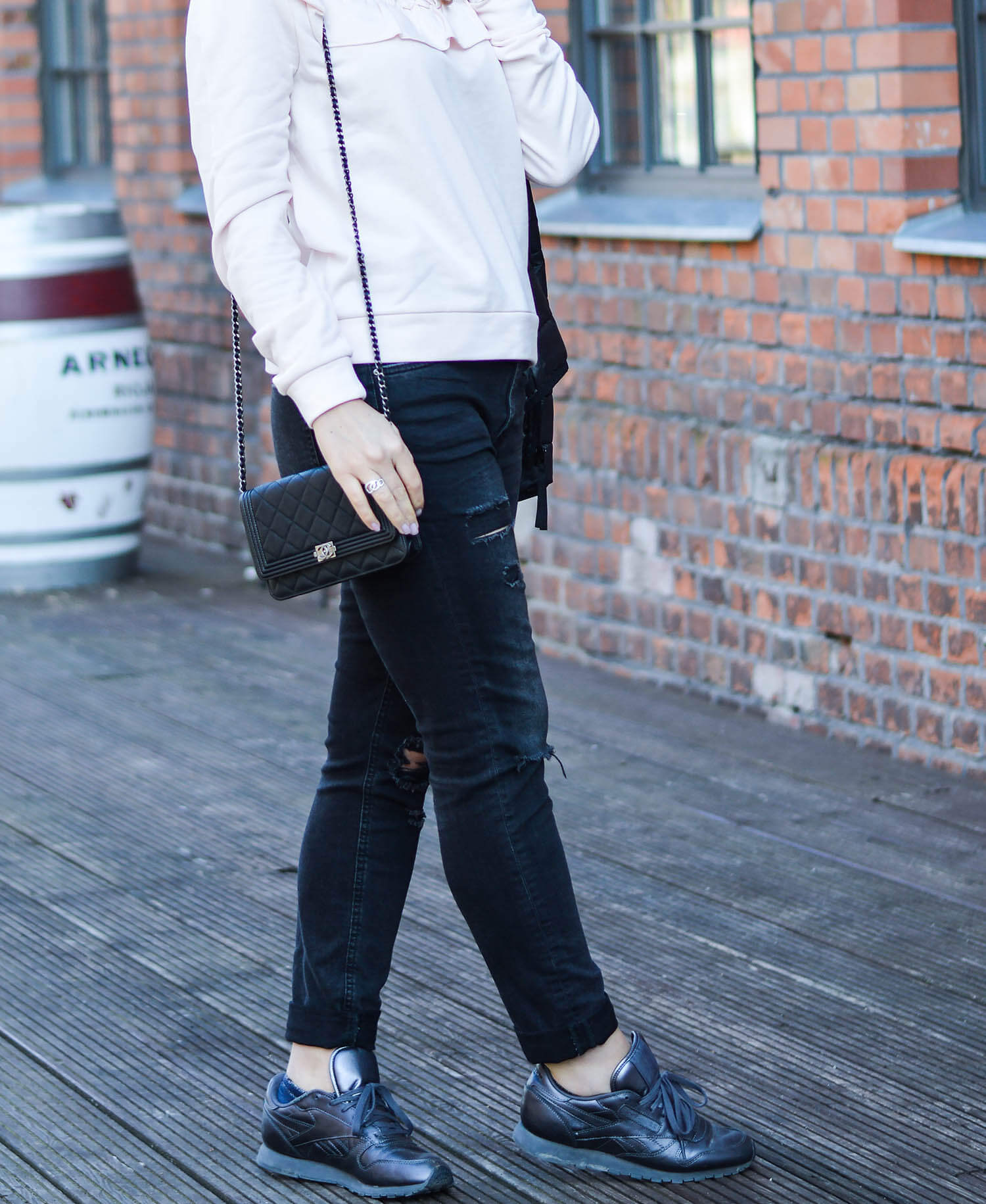 Kationette-fashionblog-nrw-Outfit-Volant-Sweater-Ripped-Jeans-Chanel-Boy-WOC-berlin