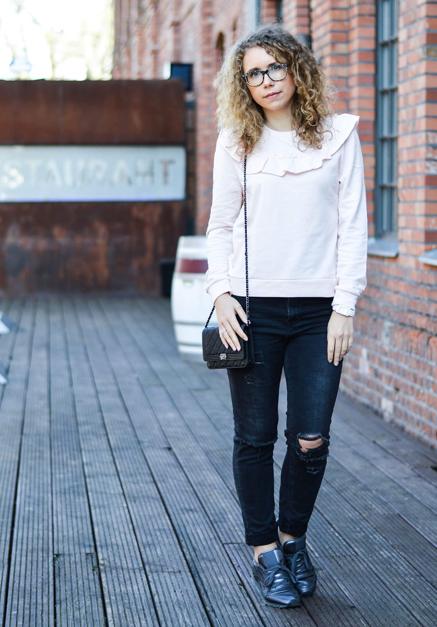 Kationette-fashionblog-nrw-Outfit-Volant-Sweater-Ripped-Jeans-Chanel-Boy-WOC-berlin