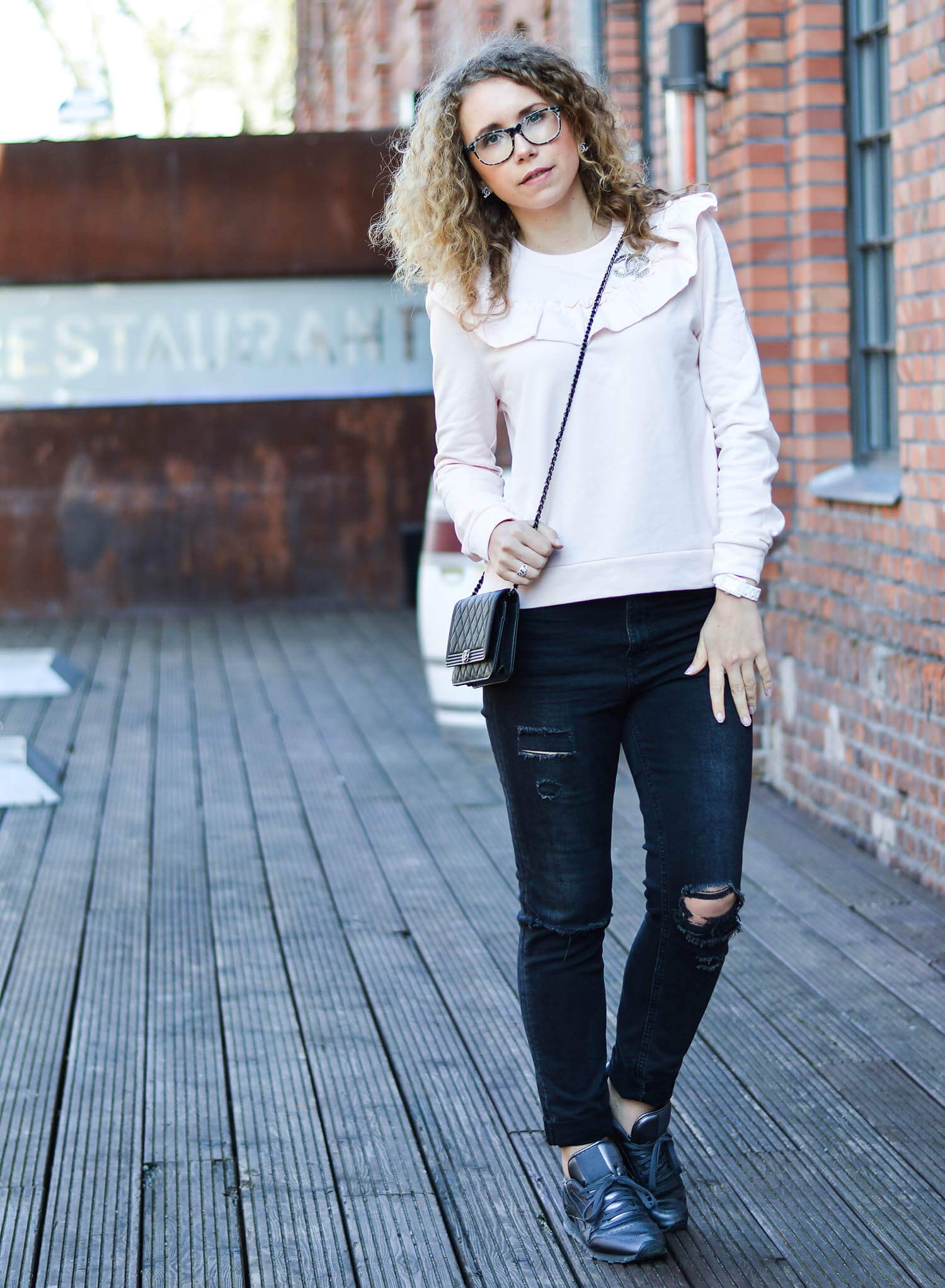Kationette-fashionblog-nrw-Outfit-Volant-Sweater-Ripped-Jeans-Chanel-Boy-WOC-berlin
