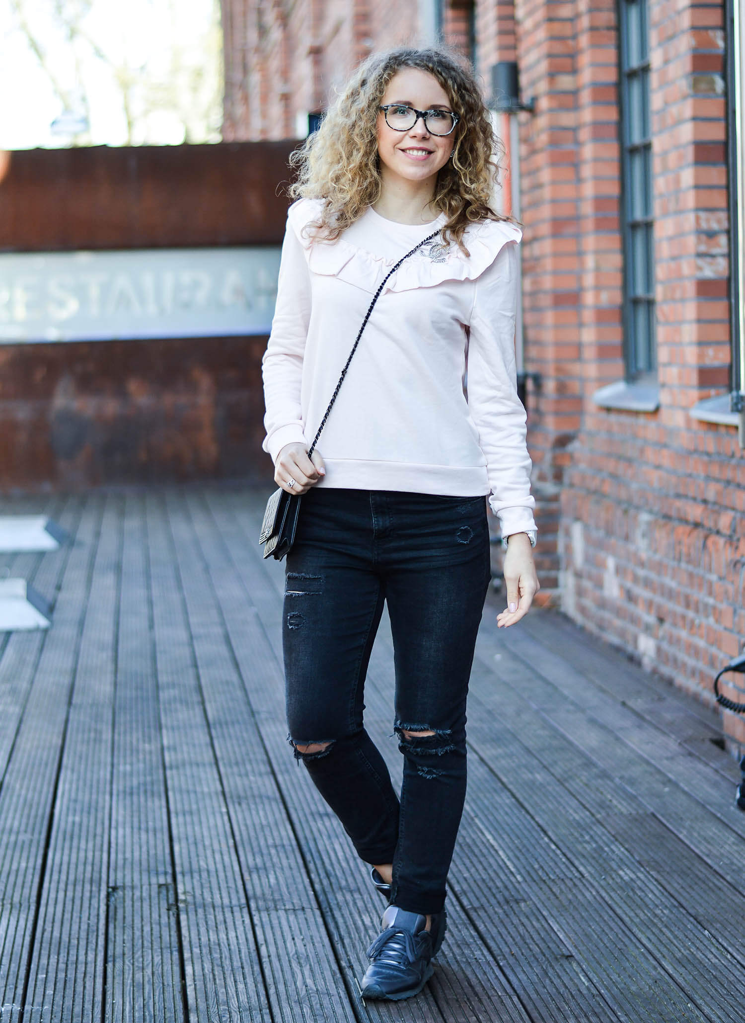 Kationette-fashionblog-nrw-Outfit-Volant-Sweater-Ripped-Jeans-Chanel-Boy-WOC-berlin
