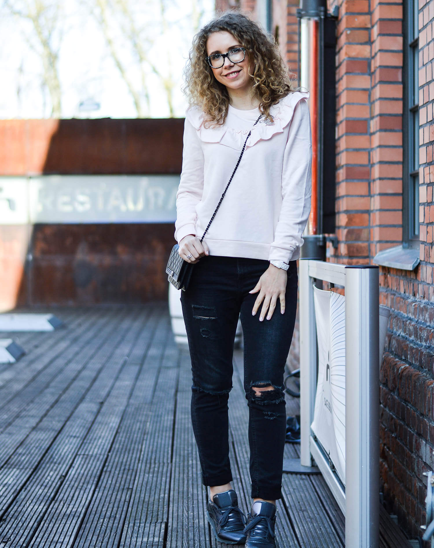 Kationette-fashionblog-nrw-Outfit-Volant-Sweater-Ripped-Jeans-Chanel-Boy-WOC-berlin