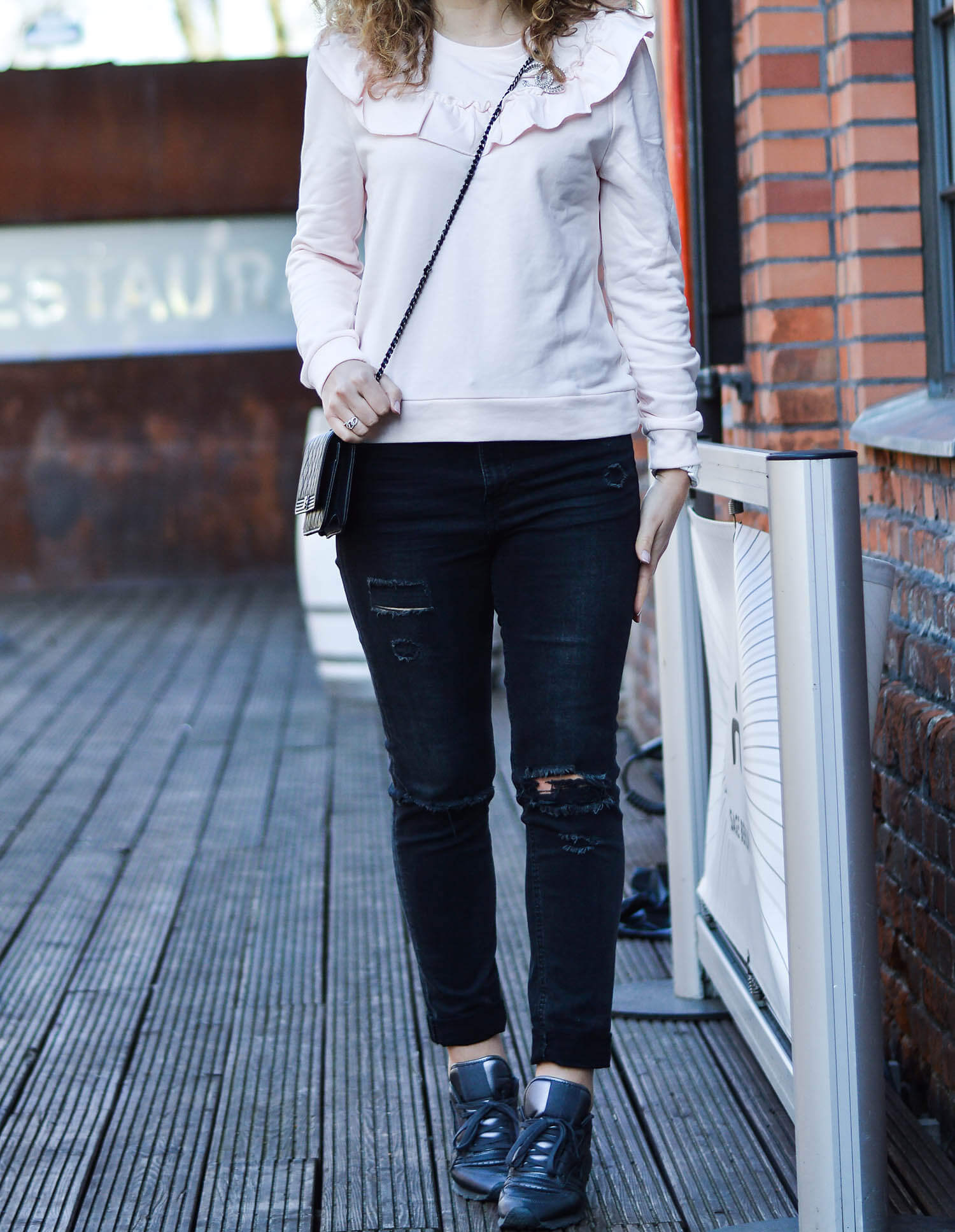 Kationette-fashionblog-nrw-Outfit-Volant-Sweater-Ripped-Jeans-Chanel-Boy-WOC-berlin