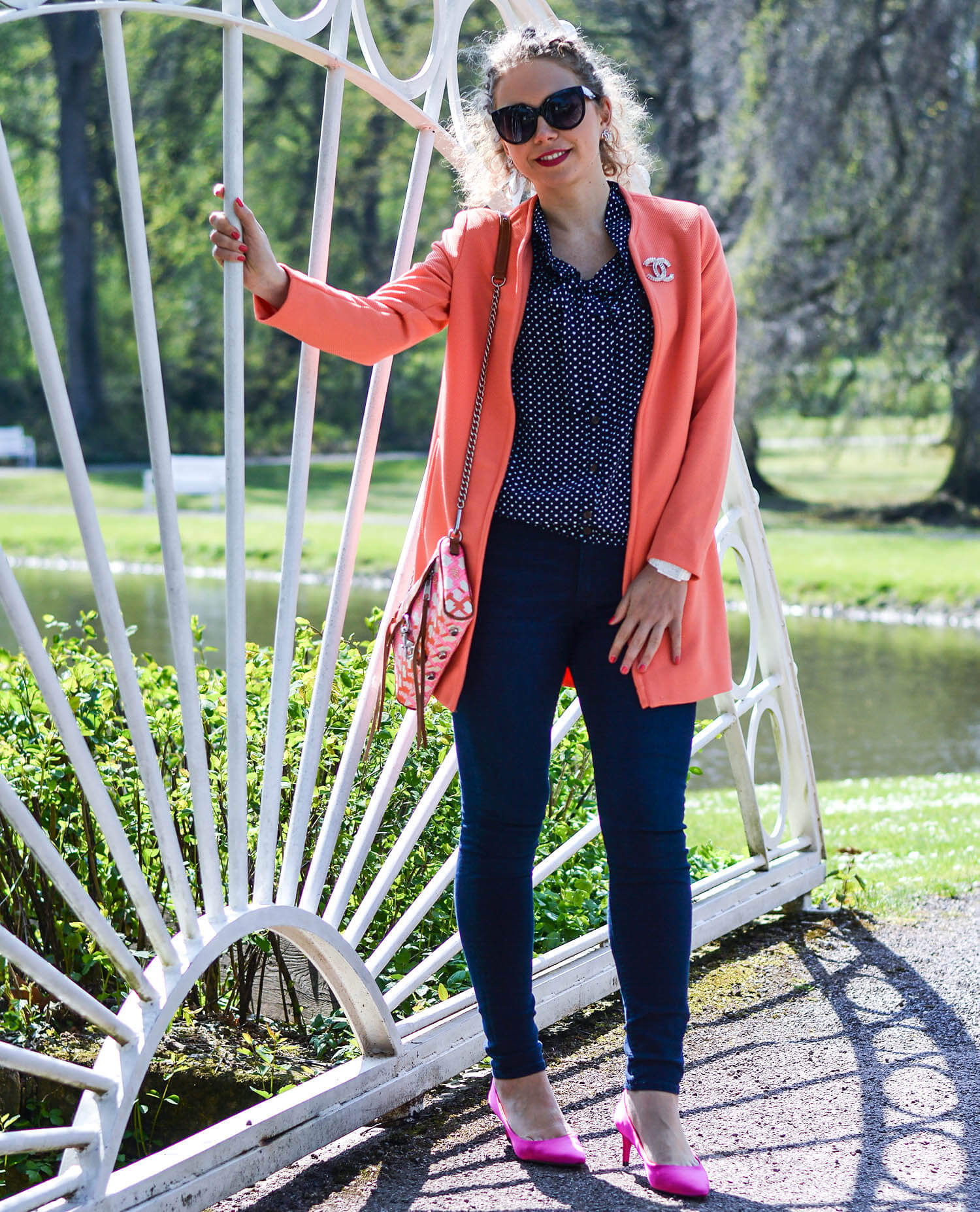 Marionette-fashionblog-nrw-Outfit-streetstyle-Coral-Coat-Naketano-Blouse-Pink-Zara-Satin-Pumps