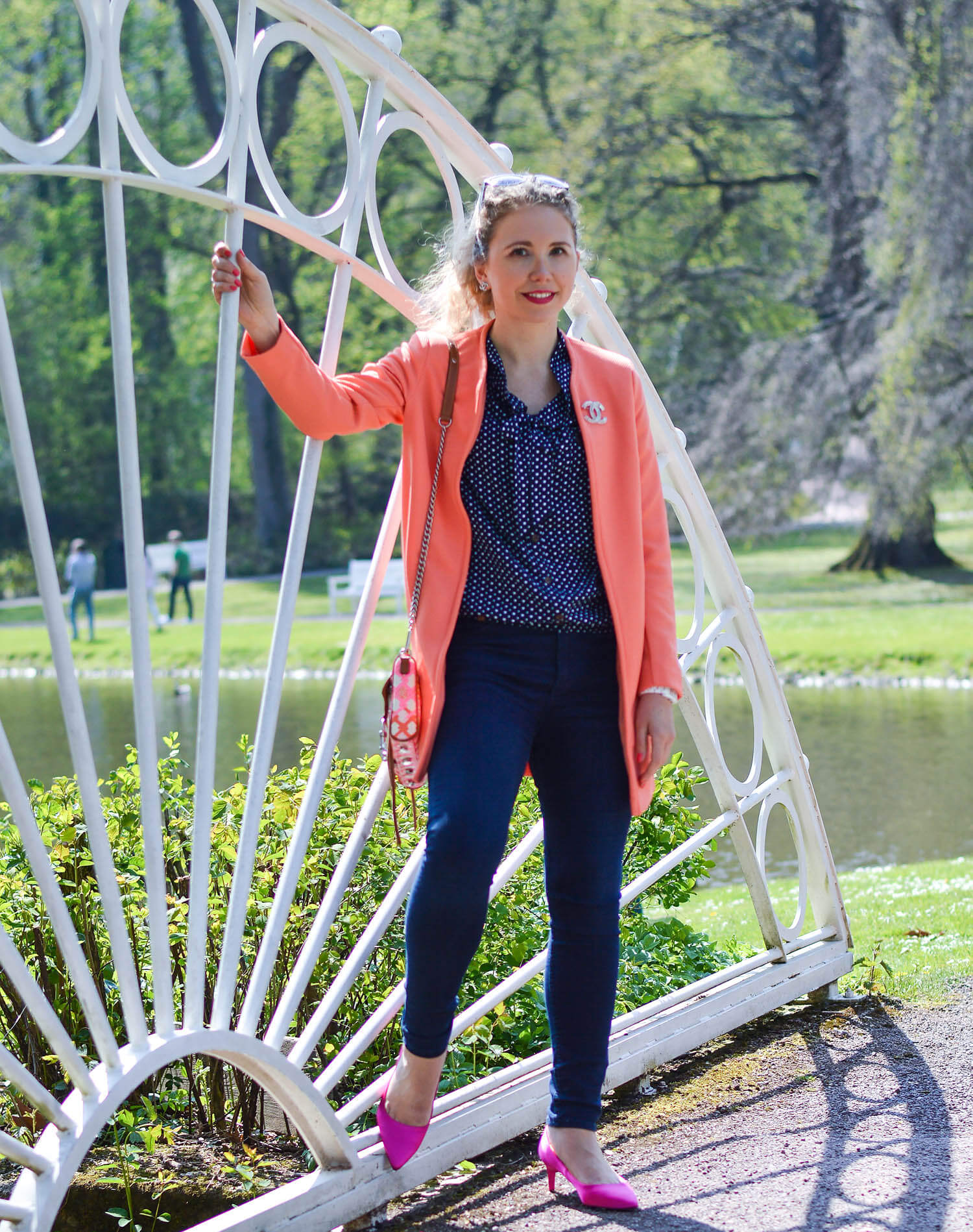 Marionette-fashionblog-nrw-Outfit-streetstyle-Coral-Coat-Naketano-Blouse-Pink-Zara-Satin-Pumps