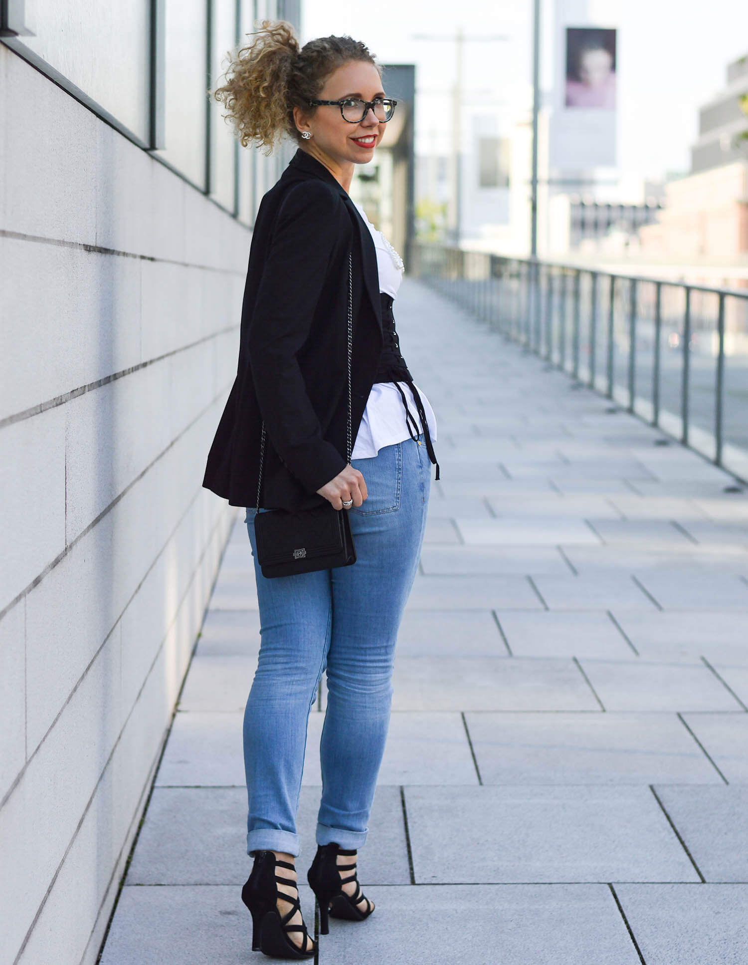 Marionette-fashionblog-nrw-Outfit-Corset-Belt-Pearls-HighHeels-Chanel-streetstyle