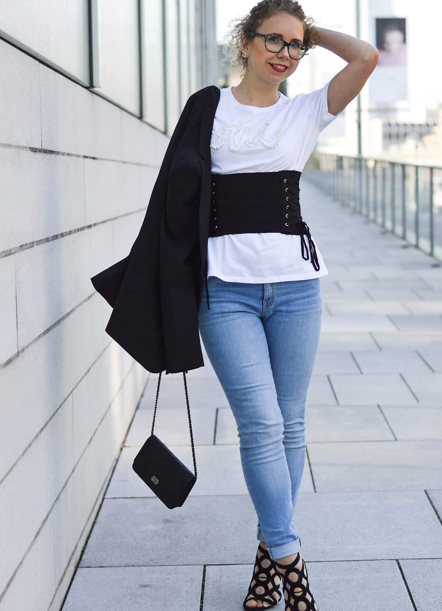 Marionette-fashionblog-nrw-Outfit-Corset-Belt-Pearls-HighHeels-Chanel-streetstyle